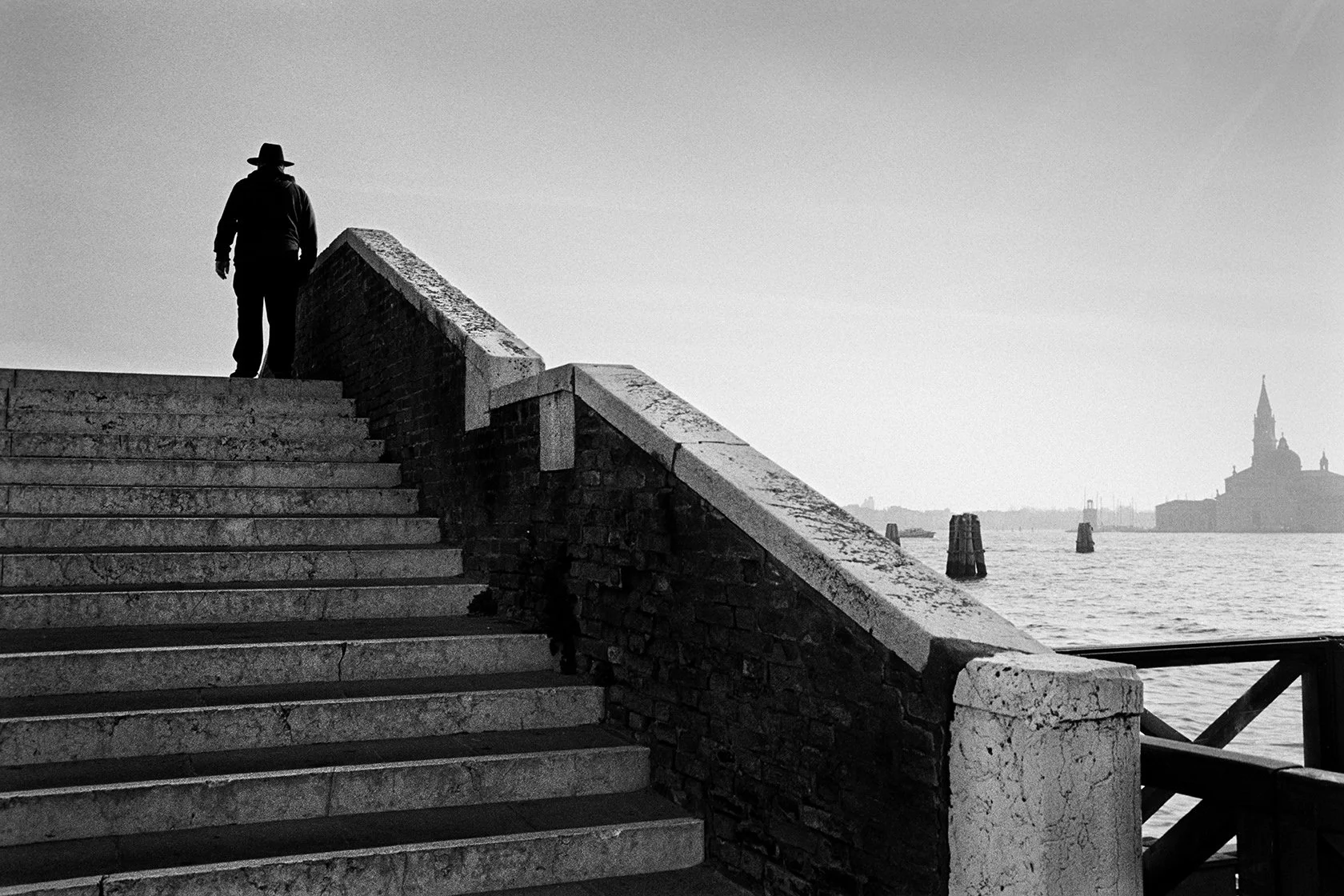 Mann på bru - M5 35mm - Trix400.jpg
