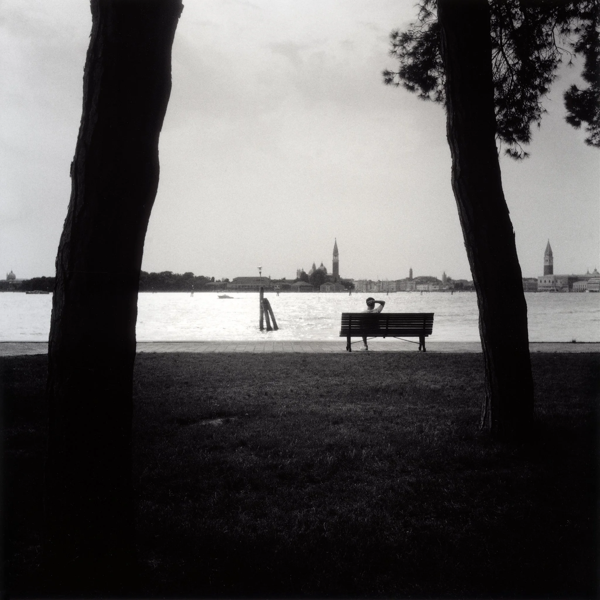 Mann på benk på Viale Vittorio Veneto-Autocord-RPX400-IlfordFB.jpg