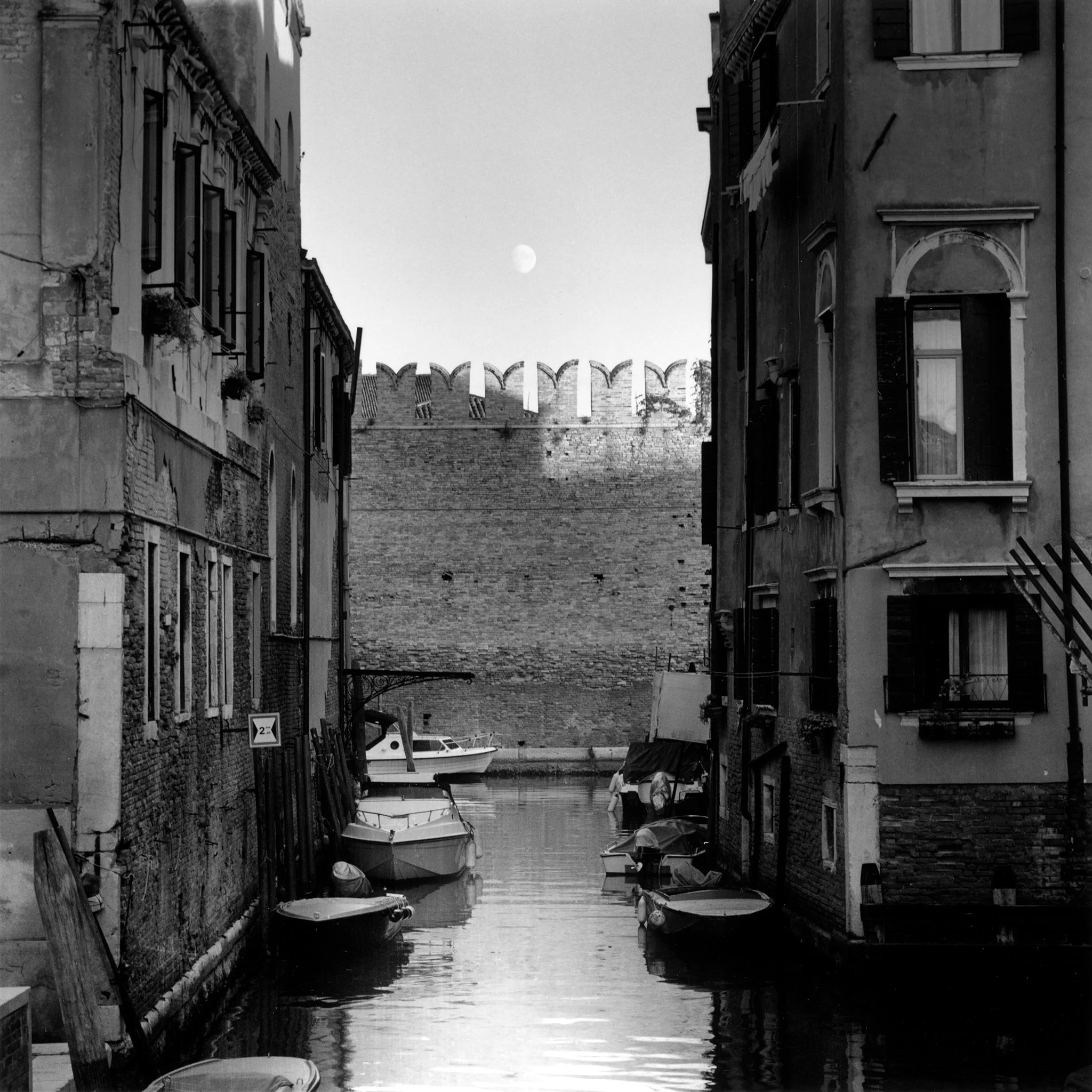 Måne over Arsenale-SL66-150mm-TMAX400-Ilford FB crop.jpg