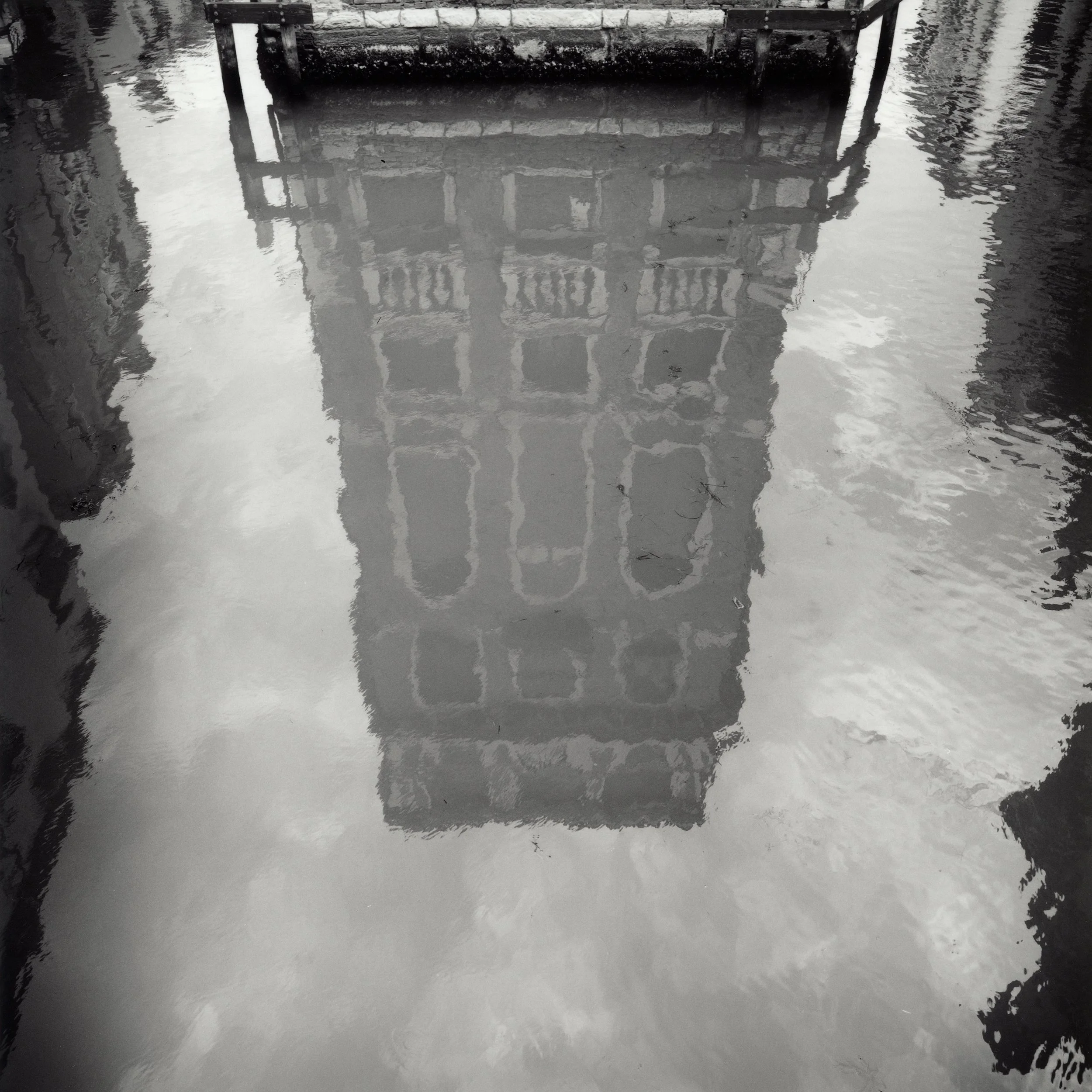 Palazzo Tetta refleksjon-Mamiya 6-50mm-HP5-17x17cm IlfordFB.jpg
