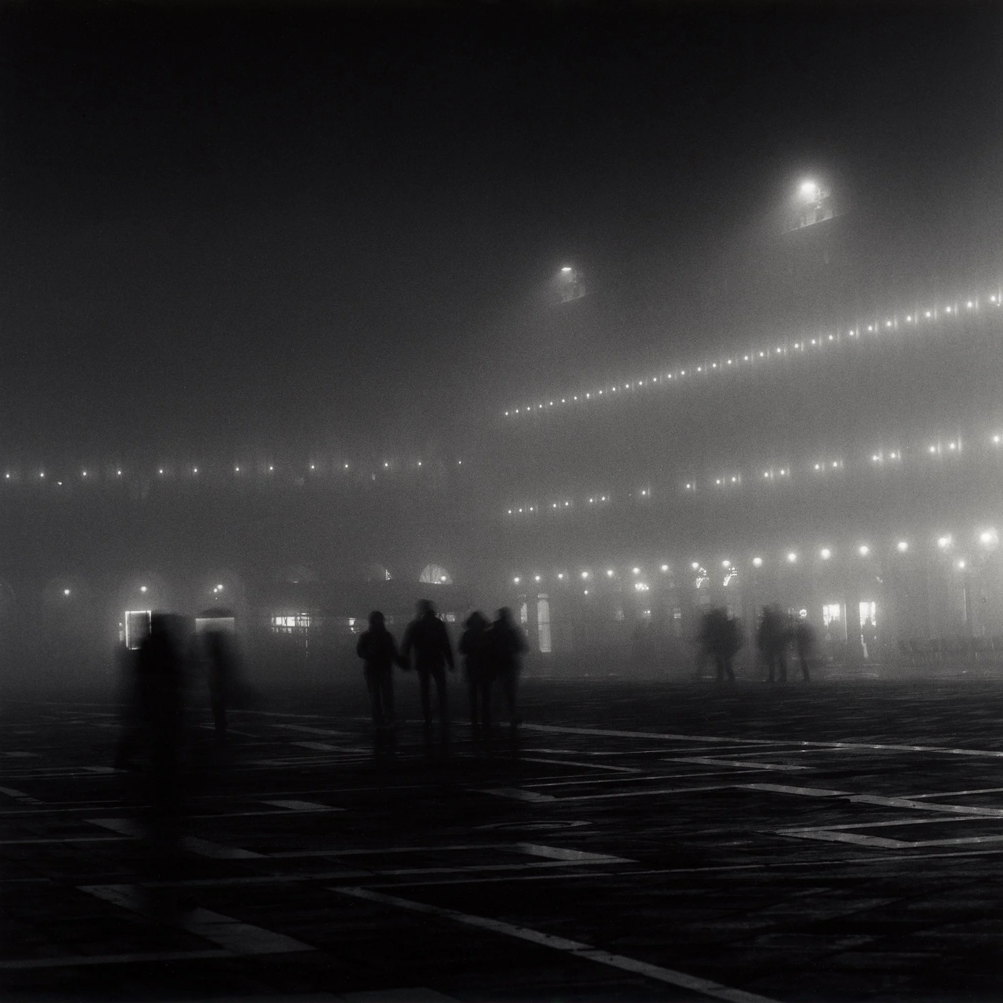 Piazza San Marco kveld-SL66-150mm-HP5-17x17cm Ilford FB.jpg