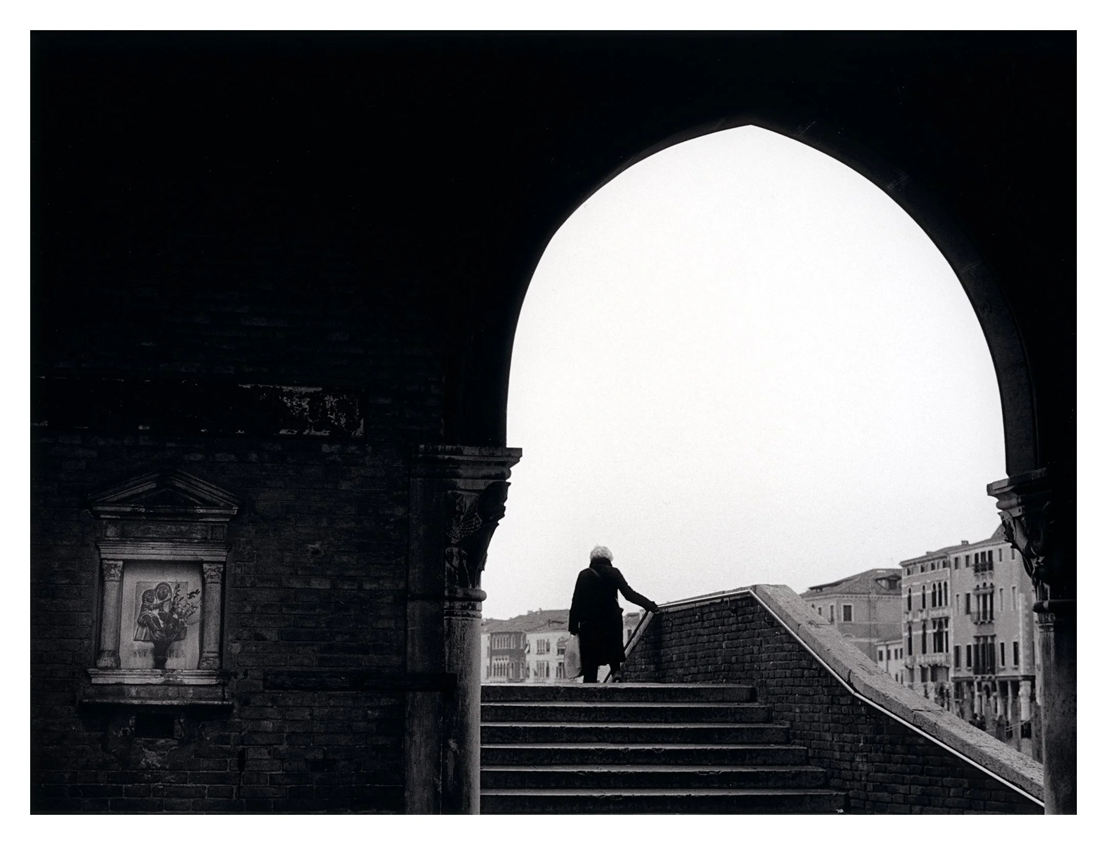 Siluett over bru ved fisketorget-M5-50mm-Trix Ilford FB.jpg