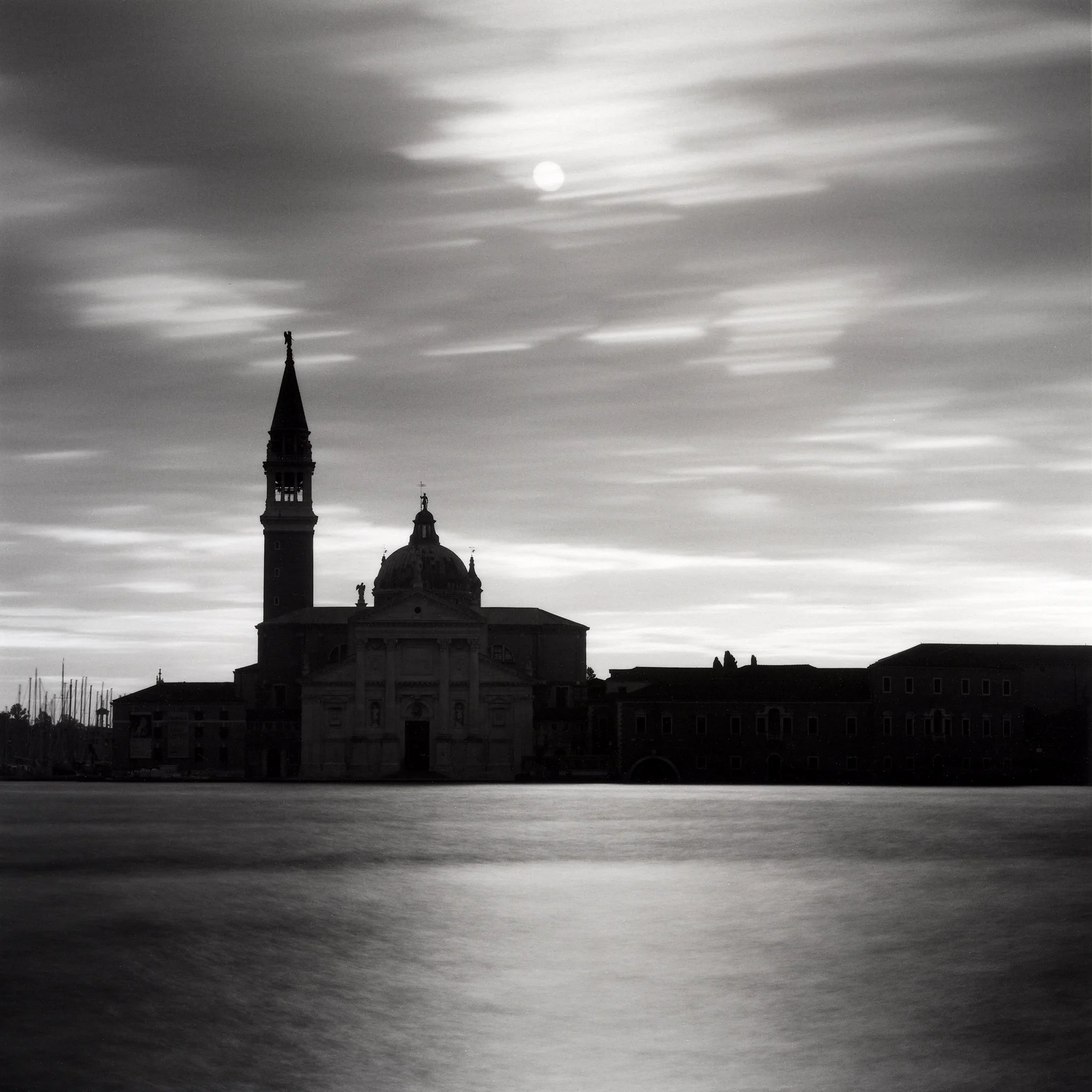 Solskive over Maggiore-lang eksponering-SL66-150mm-TMAX100.jpg