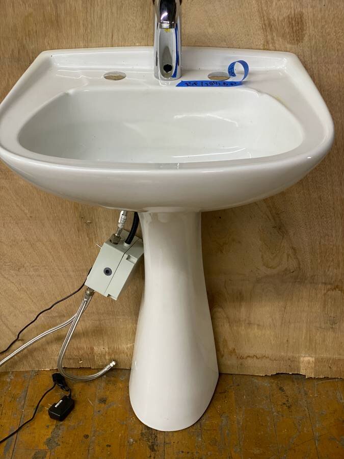 Pedestal sink w hands free C822