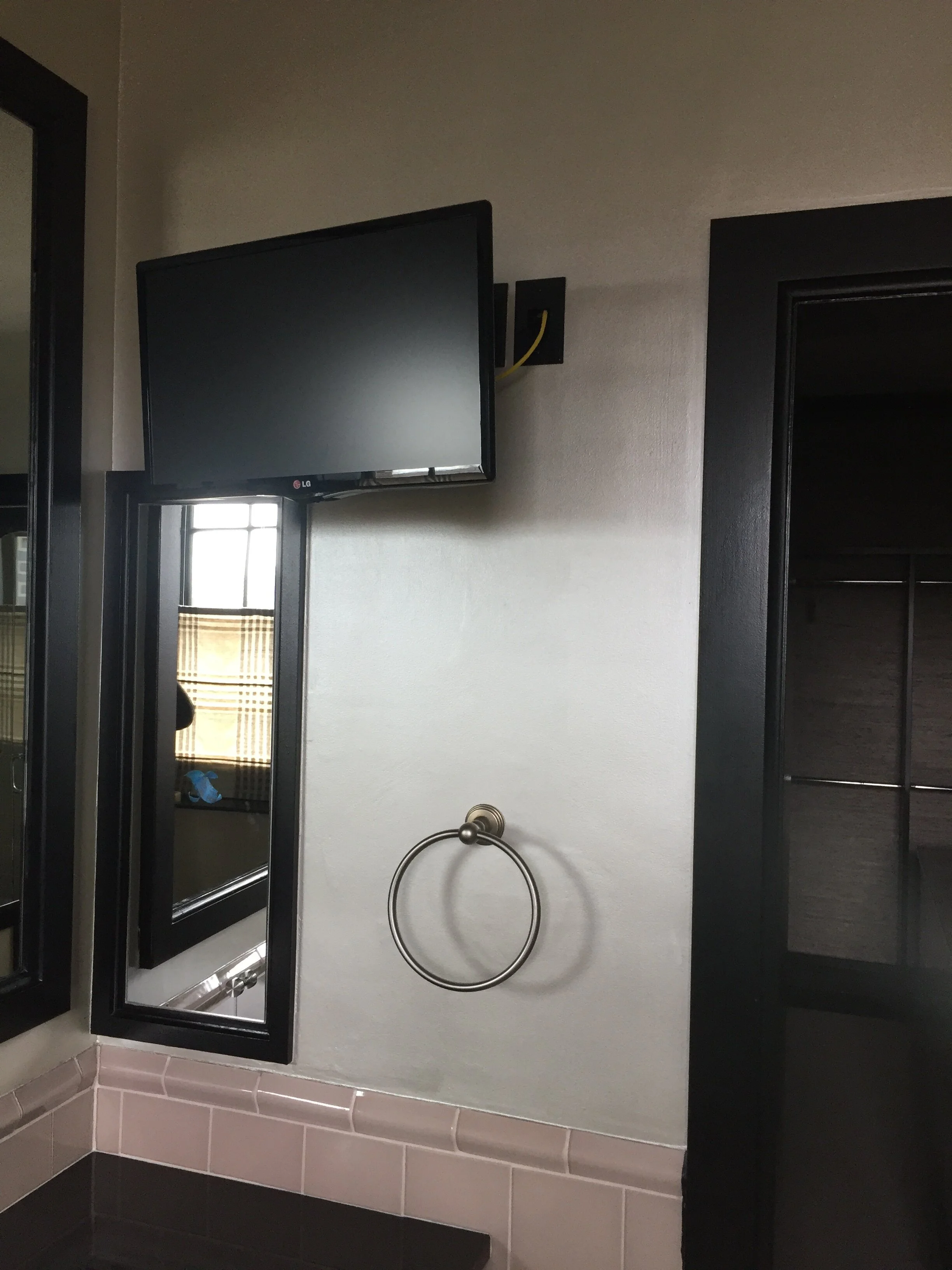 LG Monitor with mounting bracket B187