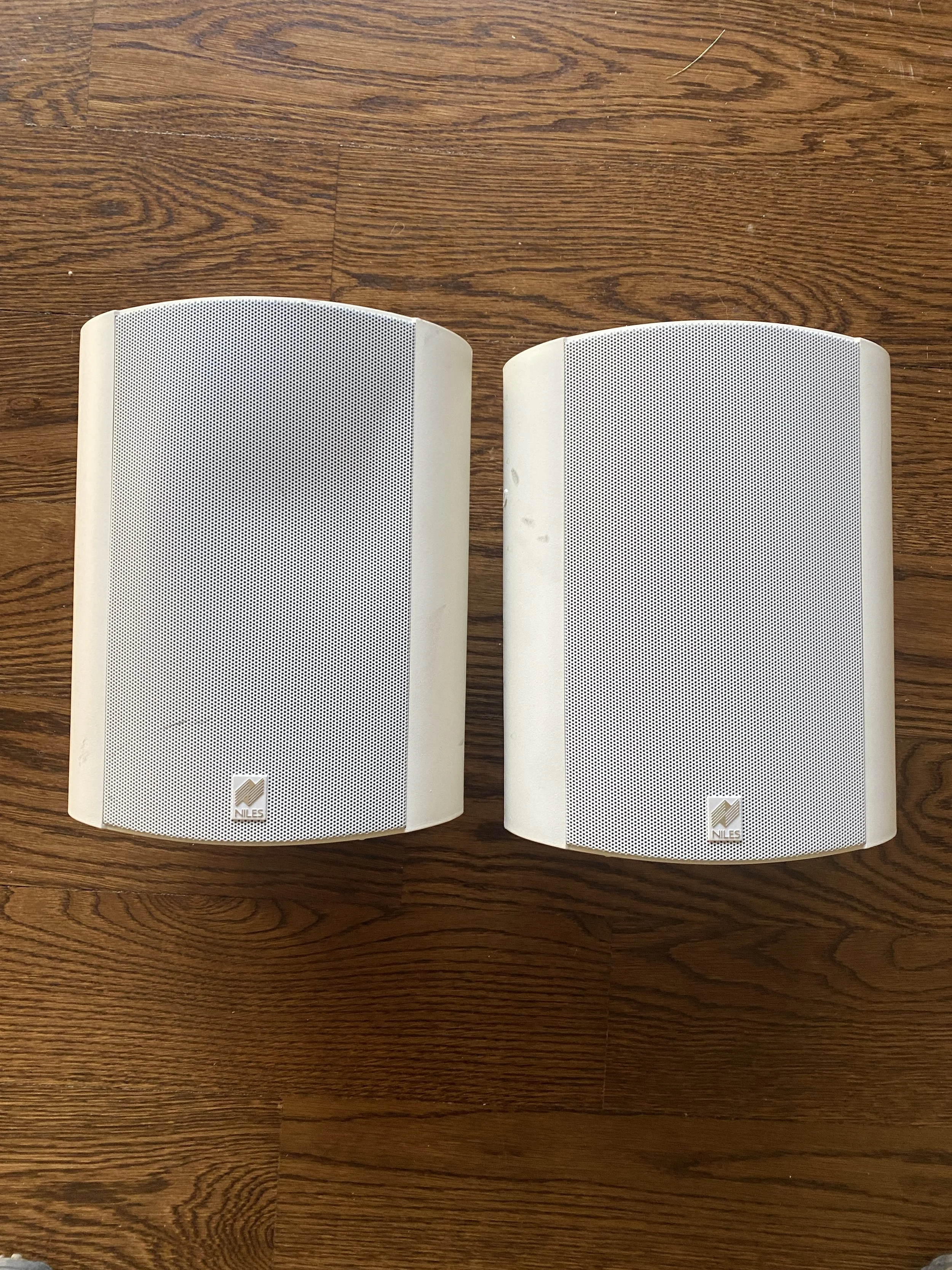 Niles OS-10 Indoor/Outdoor Speakers W/ Mounting Brackets D143