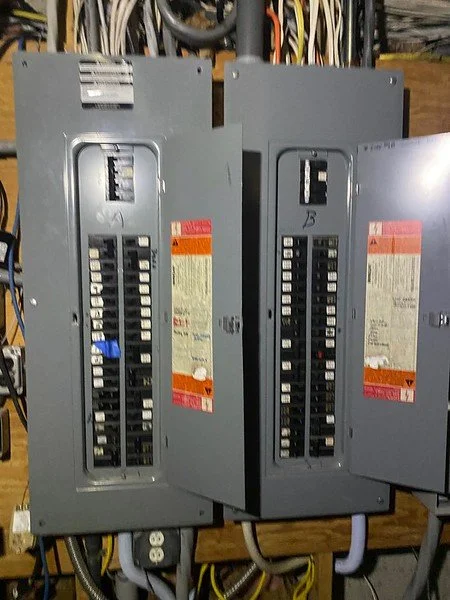 Square D 200 AMP Electric Panel  D143