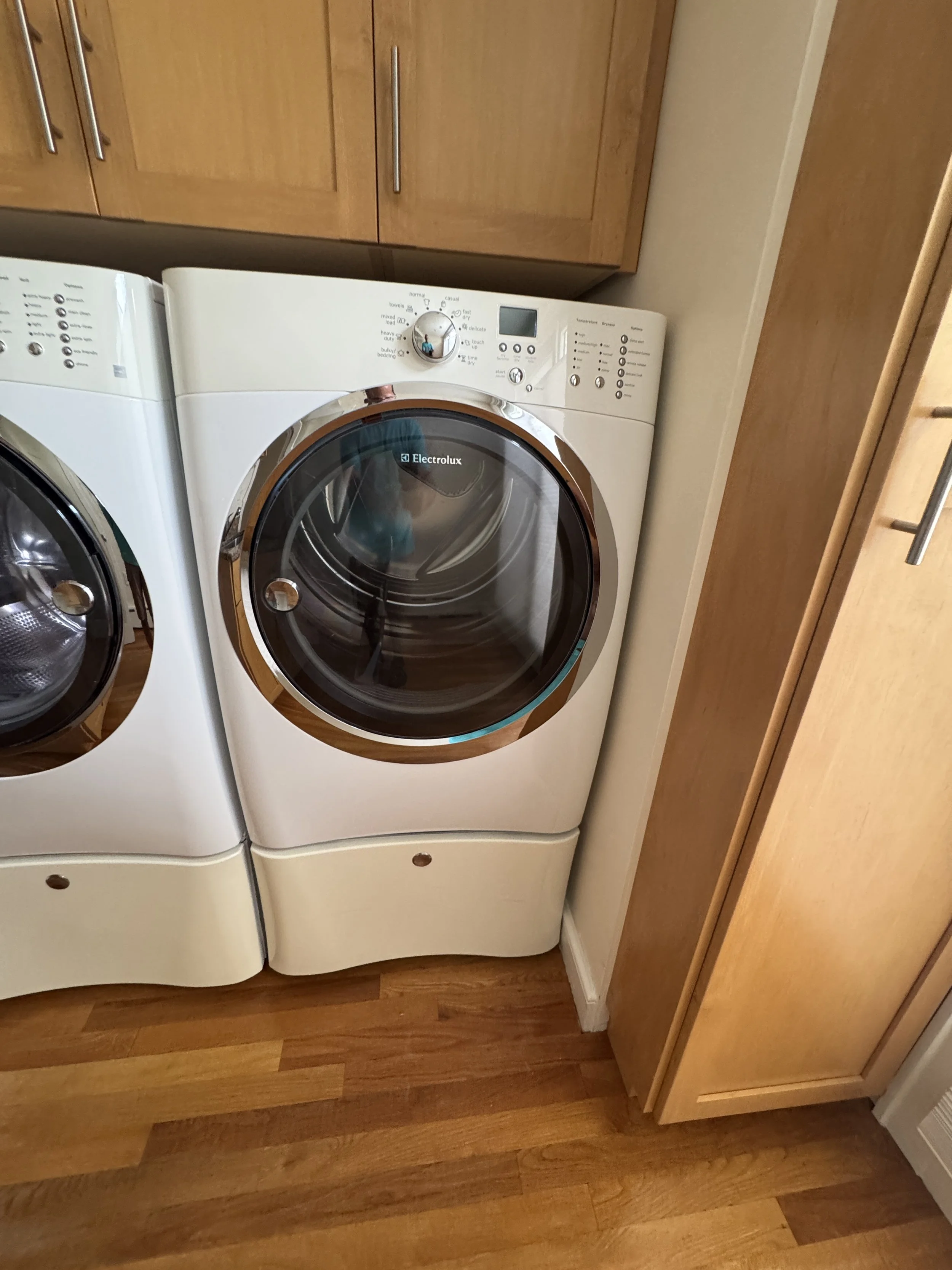 Electrolux electric dryer with pedestal stand b299