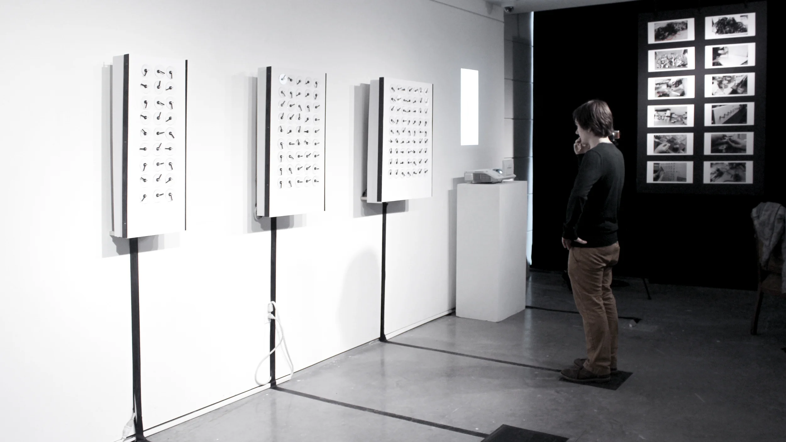 Visiter experiences MindTime at DDA Gallery. Image courtesy from Kritwalee .