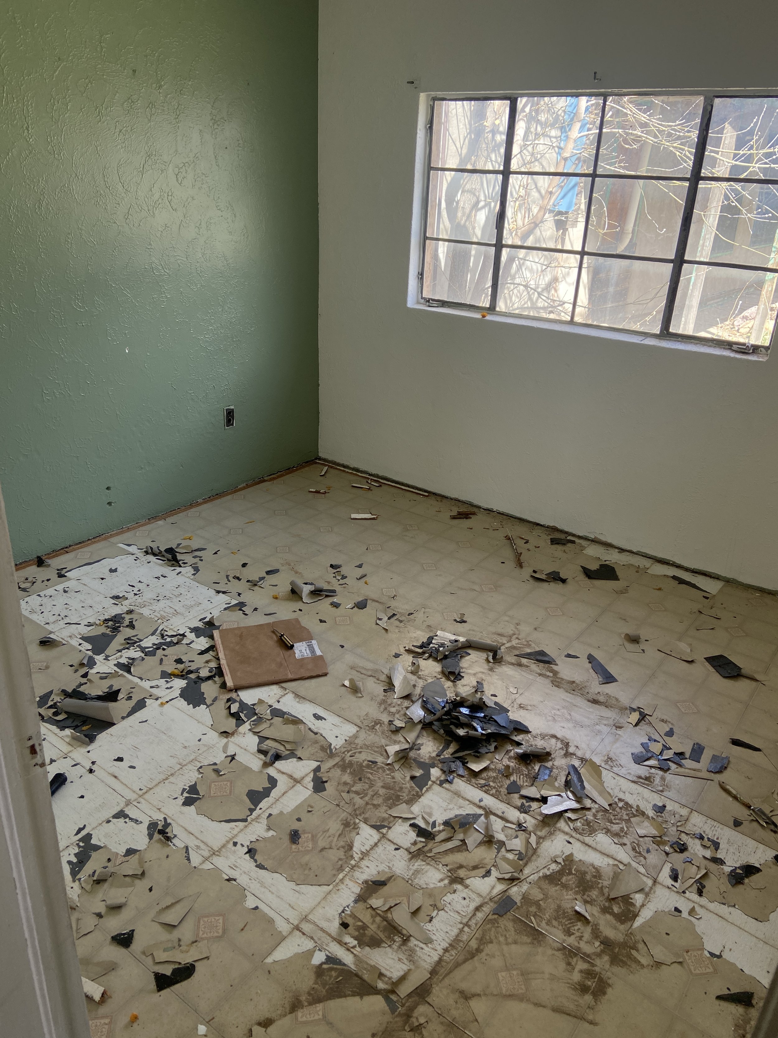  Scenic + set decoration to create a decrepit empty home scene 