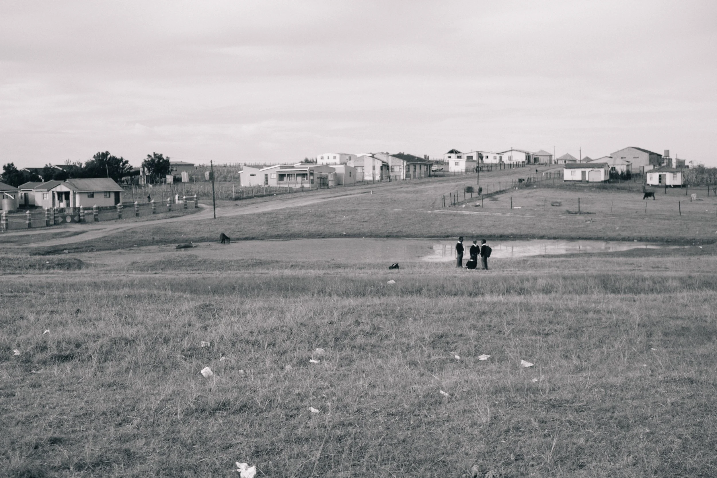 route villageois enfants noir et blanc.jpg