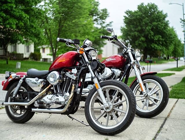 Pops @shamus_okingsley rode over his new project today (1985 Sportster), and I had to take a family portrait.  Same color and weirdly similar style as my 21 year newer Dyna.  I'm excited to see how this project goes :)
.
.
.
.
#harleydyna #harleydavi