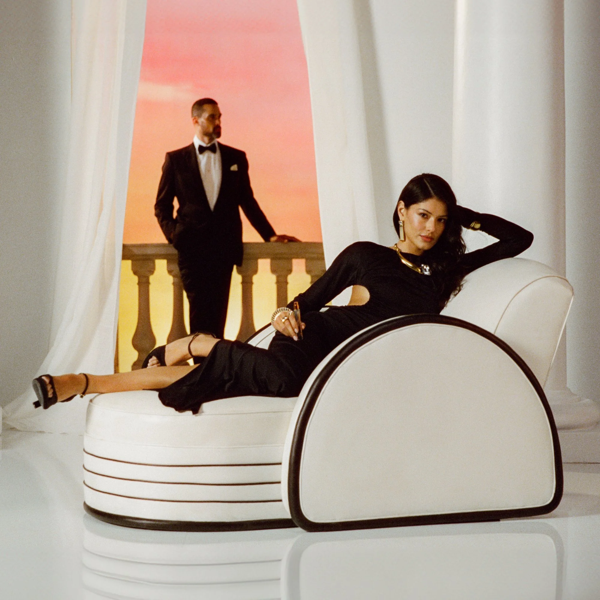077_Vacation_GeleeEDT_Vial_Couple_Lounging_2000x2000.jpg