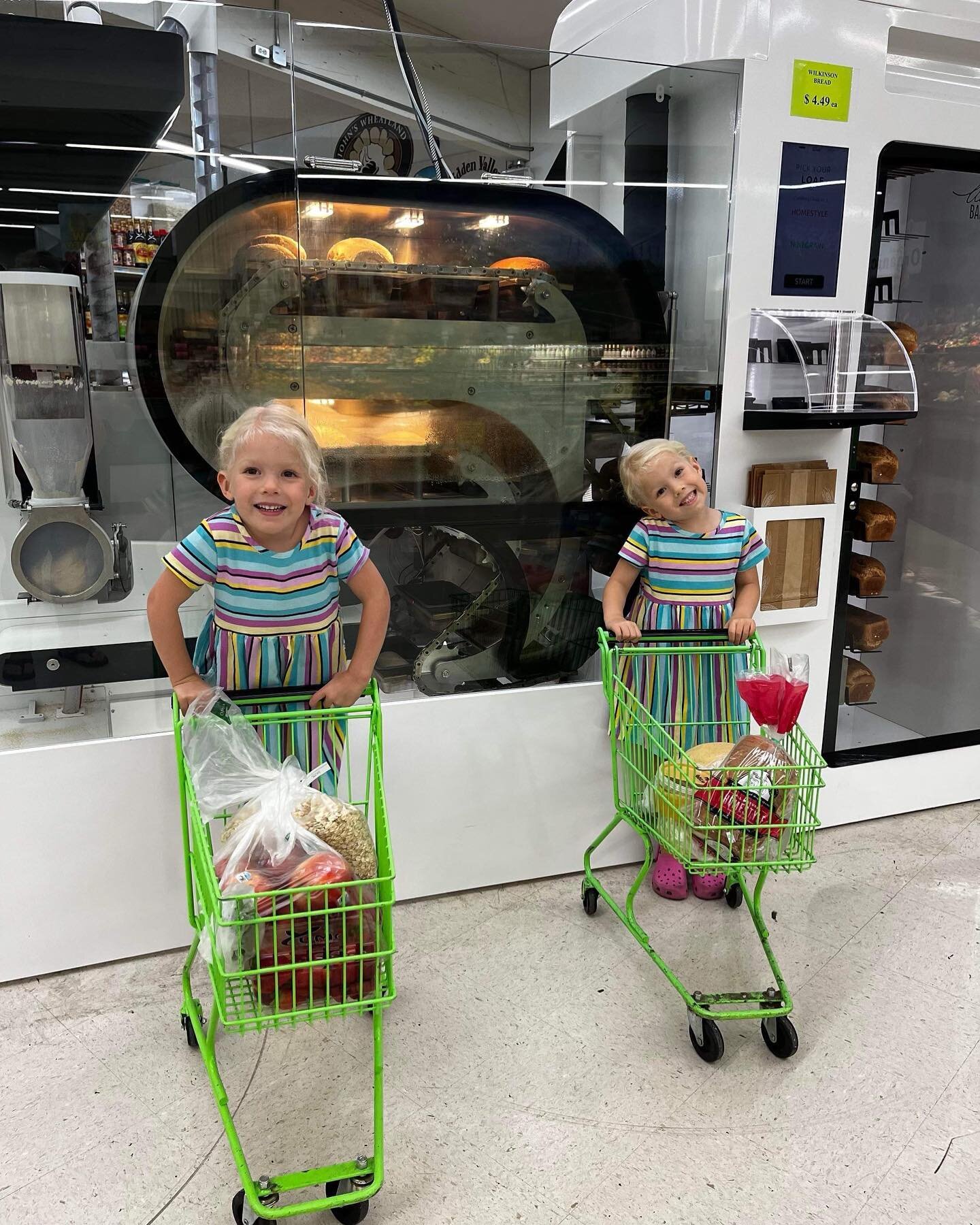 When the kids are happy, the parents are happy! Pick up your bread loaf at @andysmarket_wa today! 🍞

Thanks to our little shoppers: Olivia &amp; Ellie! ❤️

#bread #fresh #groceries #shop