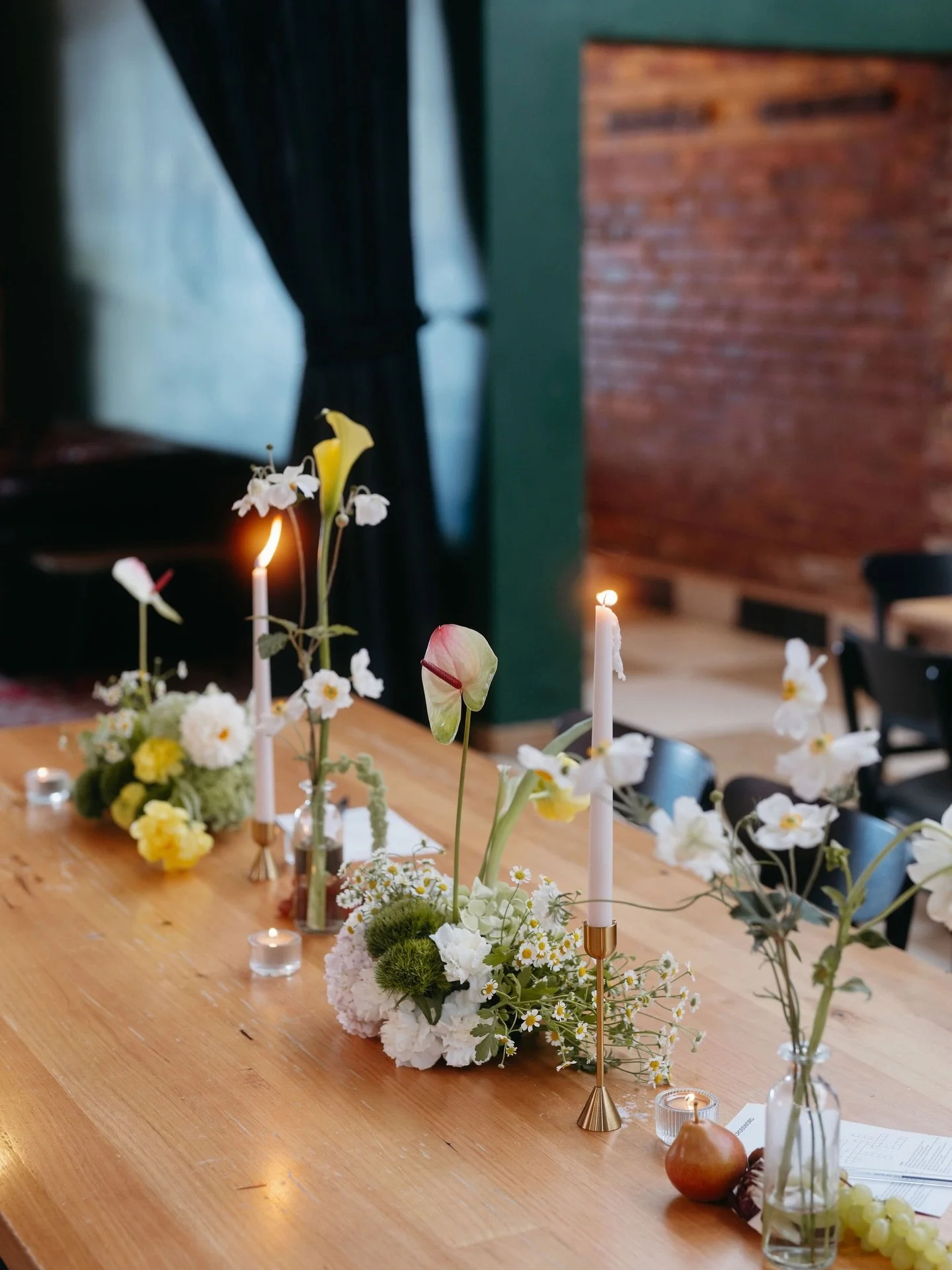 Fresh whites, gentle greens &amp; fruit accents bringing out the warm details of the Dining Hall. 

A dreamy setting to celebrate love 🤍

Florist - @partyplants.flowers 
Photographer - @allmywednesdays 
Venue - @pohevents @poh3058