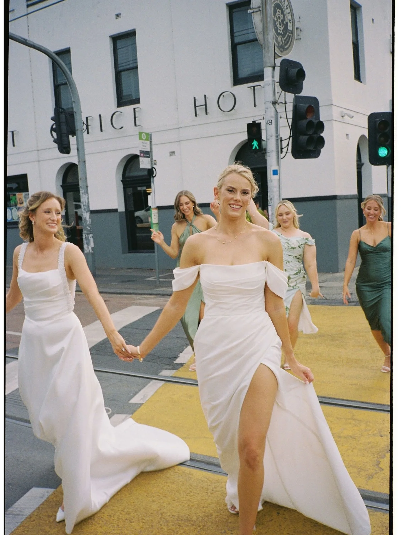 Who would have thought a pedestrian crossing could look THIS glamorous 😍 

Celebrant: @alanawithlovecelebrant
DJ: @primarydjmelbourne
Acoustic: @goingdownleg_music
Photographer: @mirandastokkel
Florist: @babylonflowers
Fairy Lights: @ryanfish_melbou