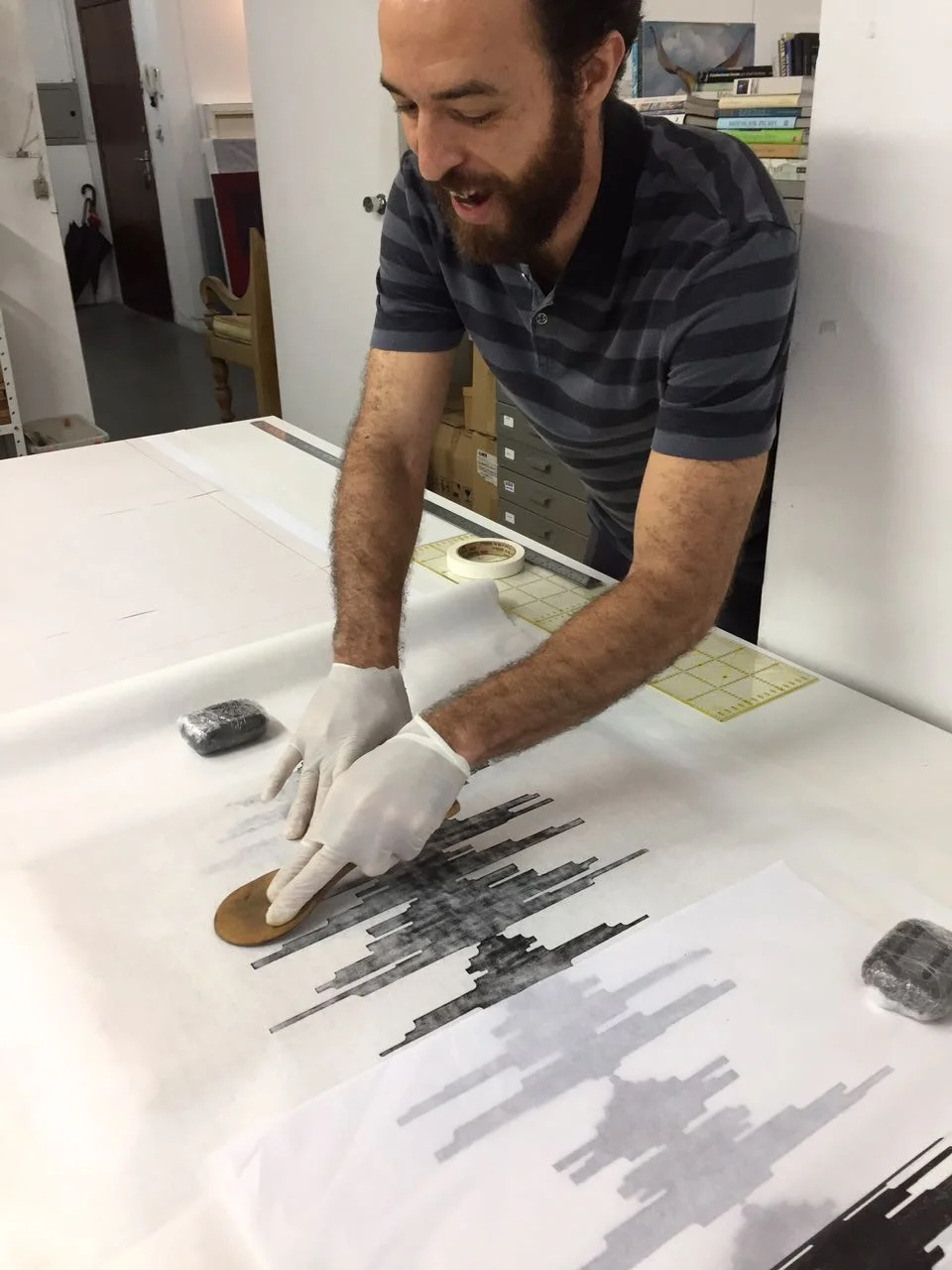 Eduardo Borém imprimindo a xilogravura