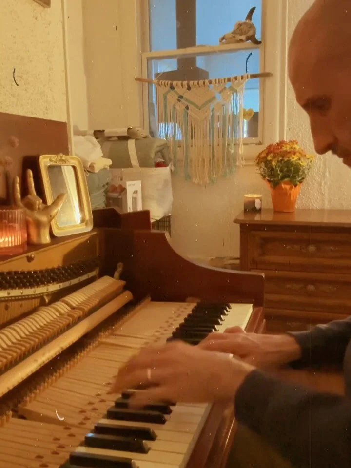 1st slide to get your attention, 2nd slide full (but short) tune if you can spare a moment.
.
I&rsquo;m excited to be welcoming a son into a house full of love. This song is about that, called &ldquo;Messy Home.&rdquo;
.
.
.
.
.
. 
.
.
#speakmusic #b