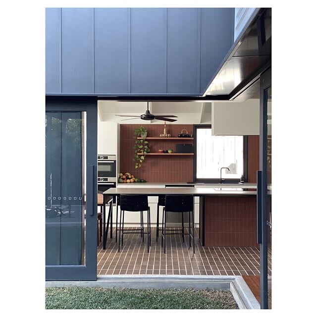 The ground floor kitchen is the physical link for the cottage to the repurposed timber garage - outdoor living room.
.
#smith_railway #smith_architects #brisbanearchitecture #brisbanearchitect #australianarchitecture #australianarchitects .
Architect