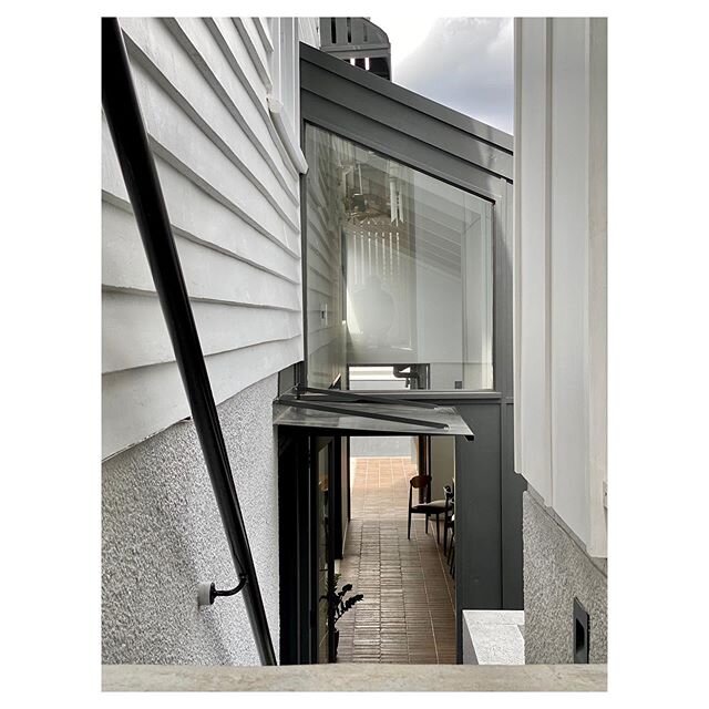 Entry sequence for an old Queenslander cottage renovation we completed in 2018.
.
#smith_railway #smith_architects #brisbanearchitecture #brisbanearchitect #australianarchitecture #australianarchitects .
Architecture and interiors by @smith_architect