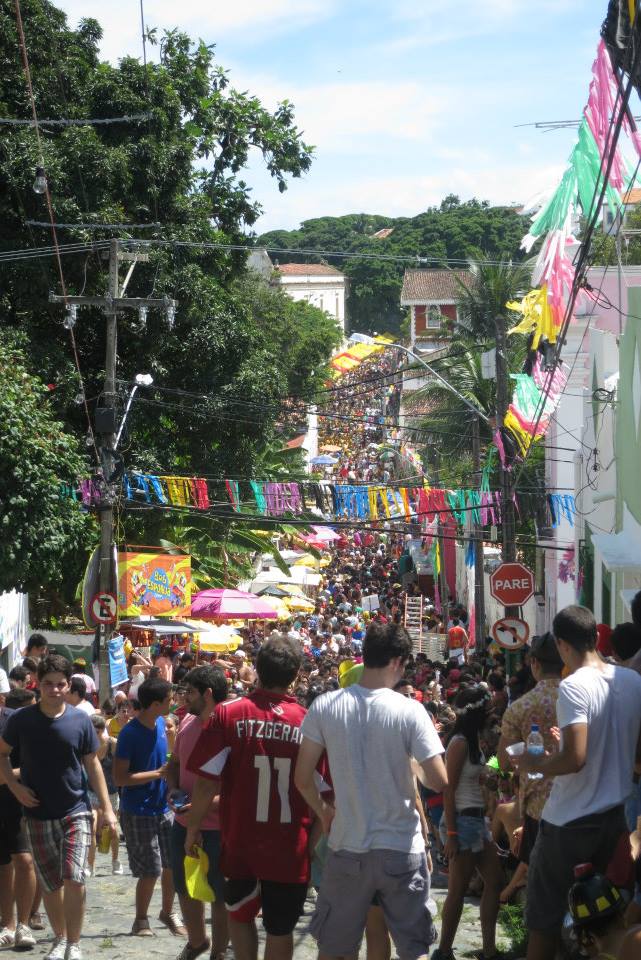 Una Calle en Olinda durante el Carnaval. Foto: Phatyma Songolo