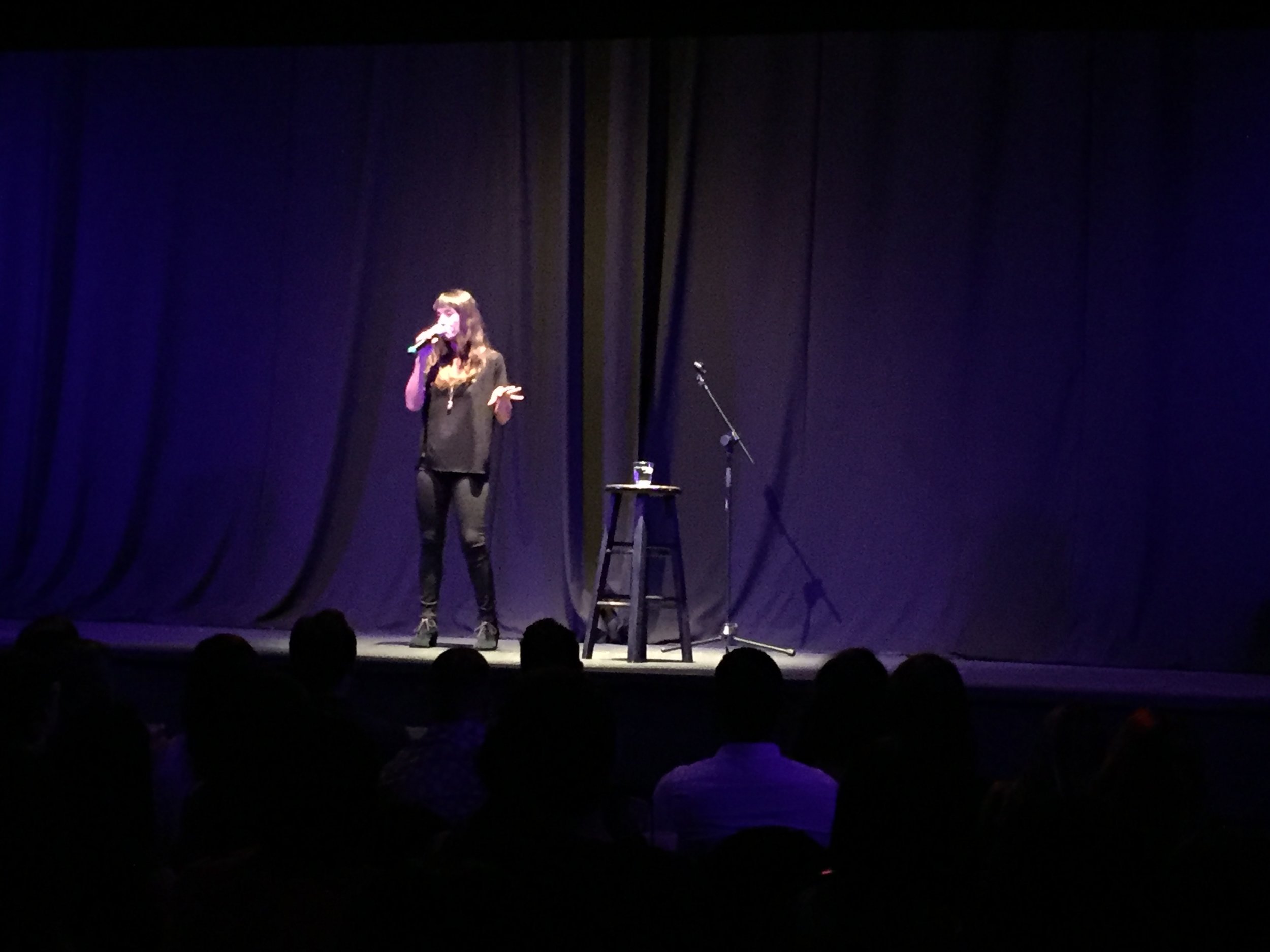 Marisé 'Tata' Álvarez en su stand up comedy. 