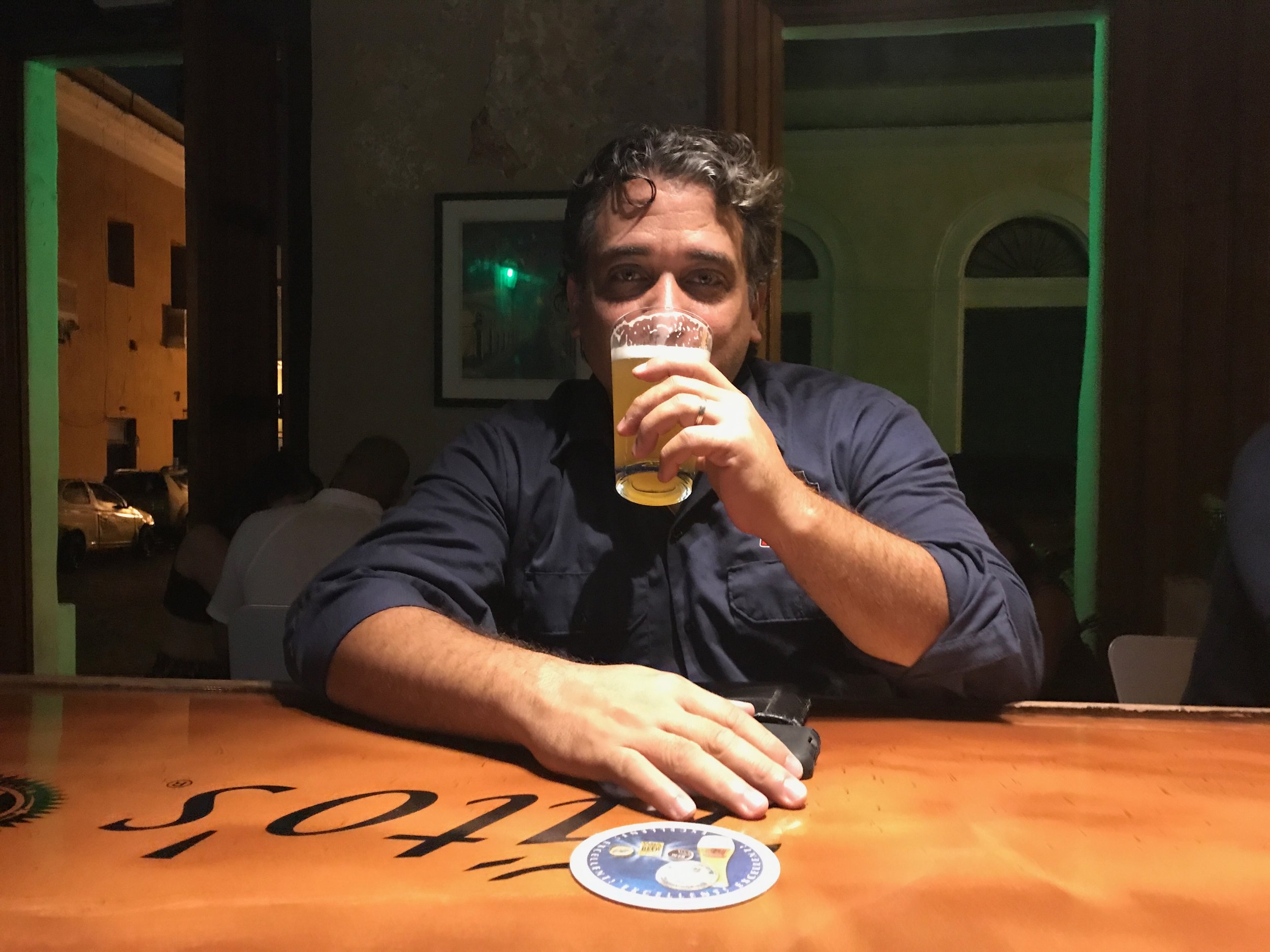 Juan bebe la Zurc Hefeweizen en el Lúpulo. 