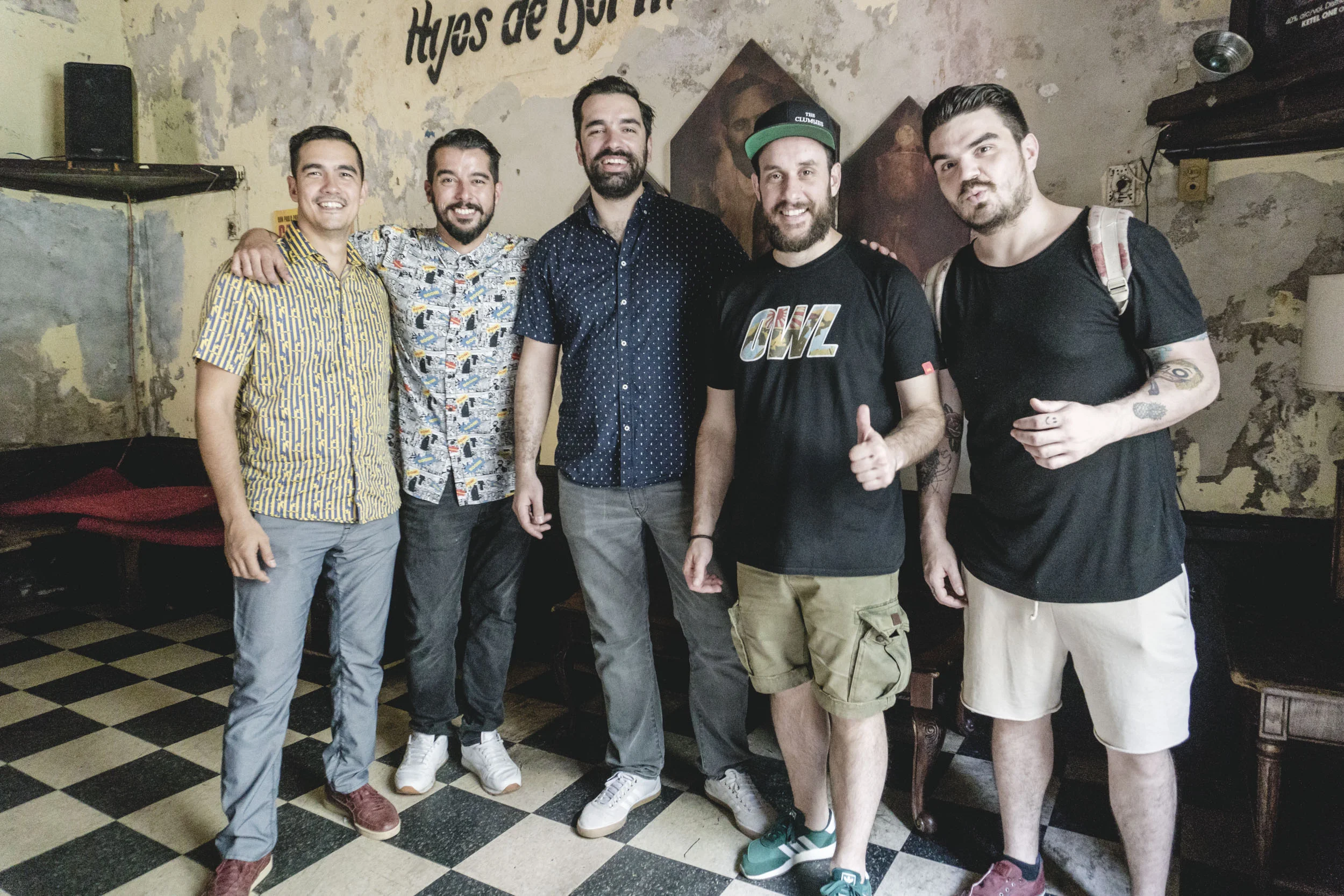 Roberto Berdecía y Leslie Cofresí junto a los bartenders de la barra The Clumsies.