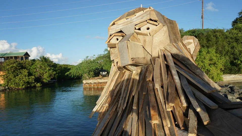 Regálale a Culebra una nueva escultura de Thomas Dambo