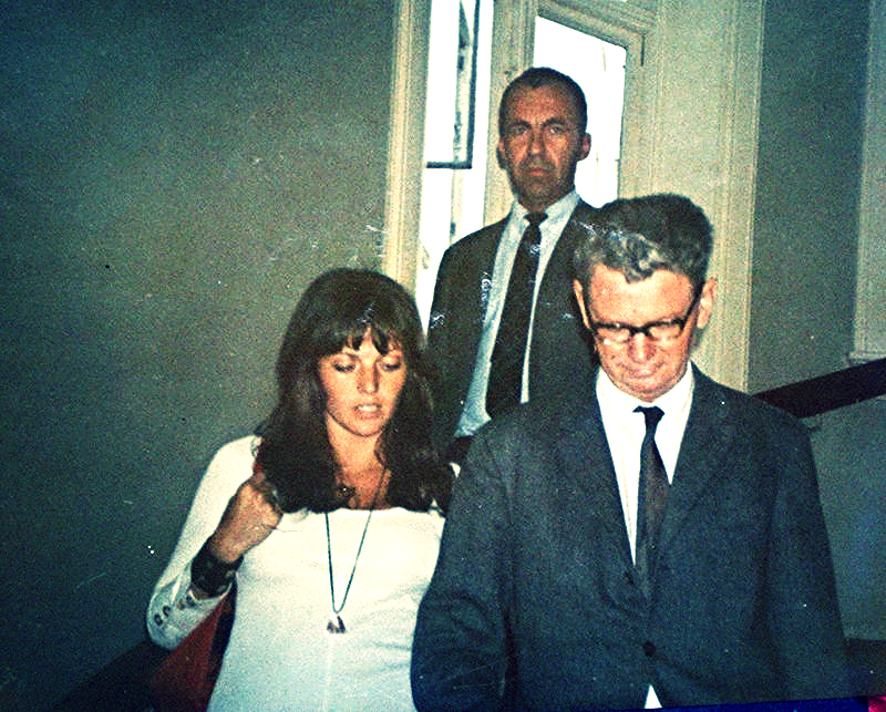 Vibeke og Oslos kriminalsjef Grindhaug, rett før mannen bak Vibeke overfaller henne med en stor rørtang. 