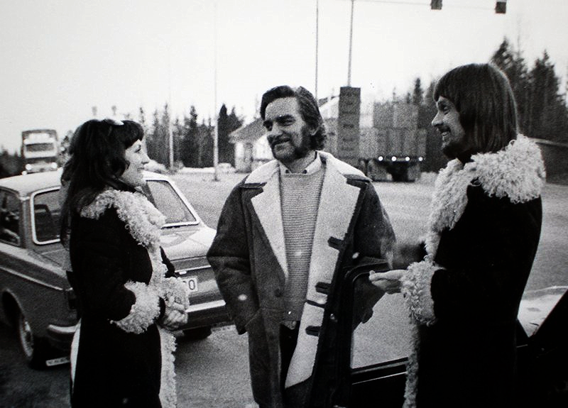 Fra billedreportasje i tidskriften SE om et møte mellom Sten, Vibeke og Per Liland på grensen mellom Sverige og Norge 1975. Pressebilde. 