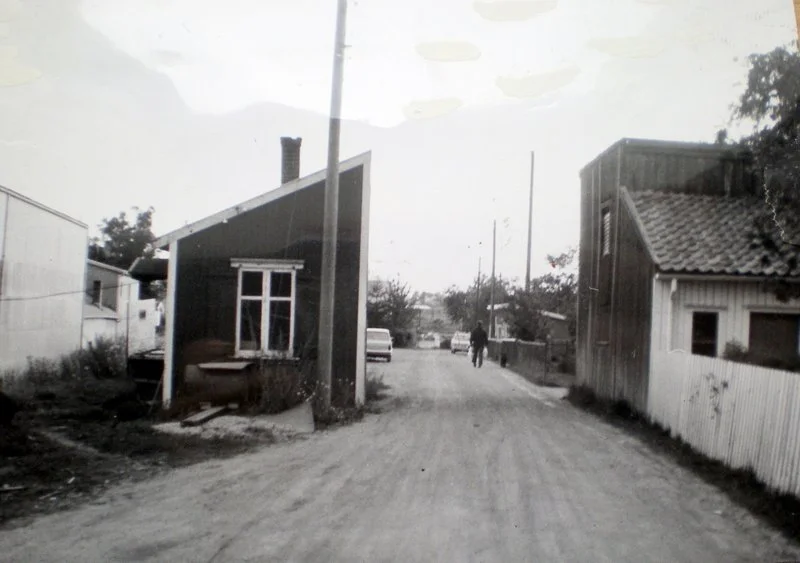 Besøker prambygger Ole Olsen som bor i det "halve" huset. Veien tangerer hans sengeplass. 