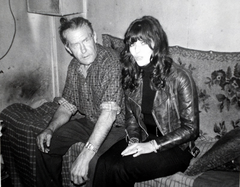 Ole Olsen og Vibeke inne i Oles lille hus. 