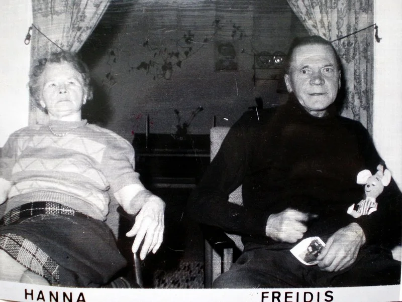 Hanna og Freidis som bodde vegg i vegg med Lille Helvete hørte bråk derfra den 23e desember, og stønn, jammer, den 24e desember ca kl 02.30-03.00. For å holde ut med "ynkingen" tok de sovepiller og sovnet. 