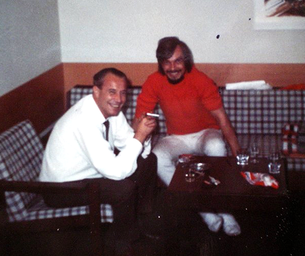 Alf Nordhus og Sten Ekroth på Nordhus sitt hotellrom under rettssaken i Sarpsborg. 