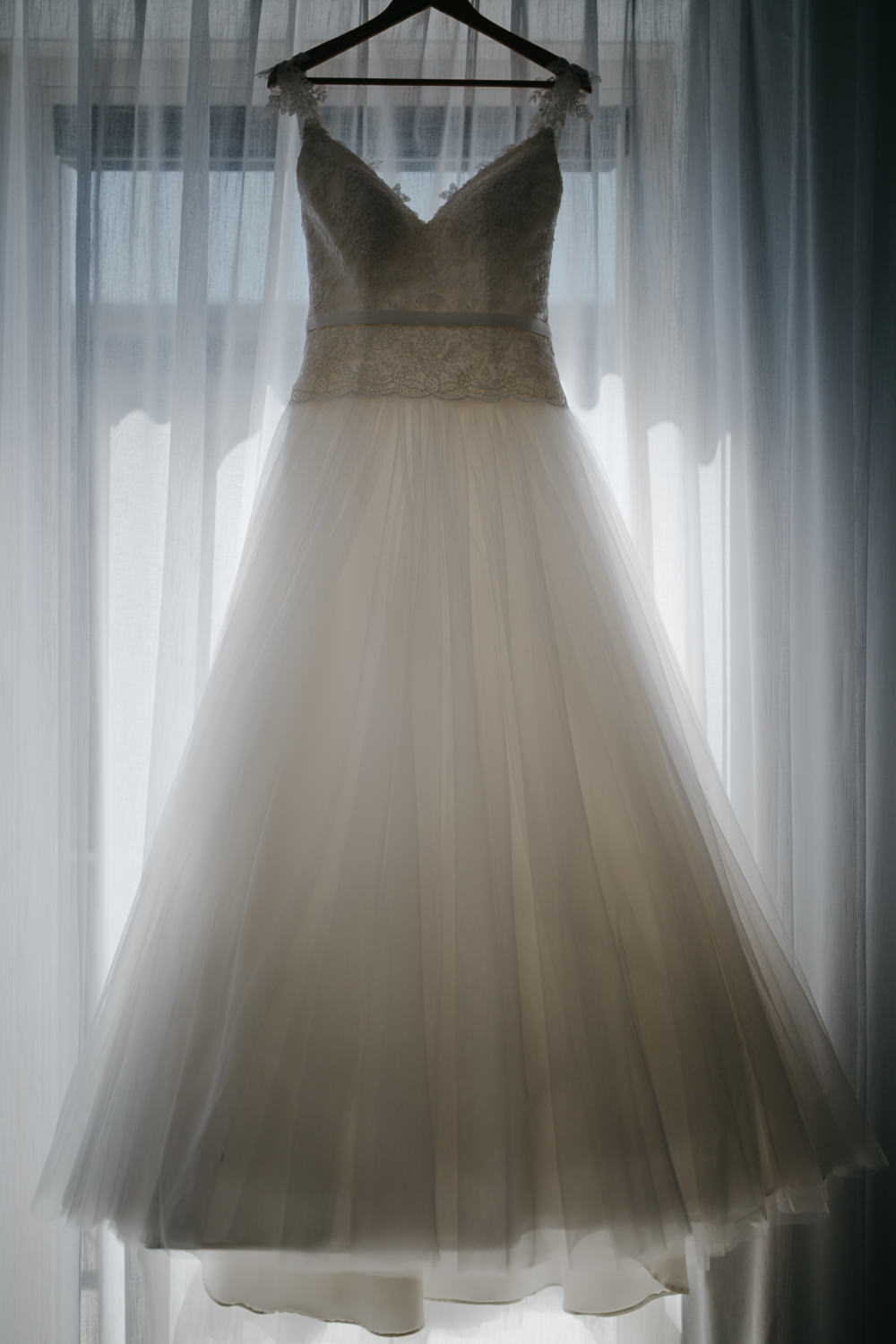 bruidsfotografie amsterdam utrecht trouwjurk wedding dress window