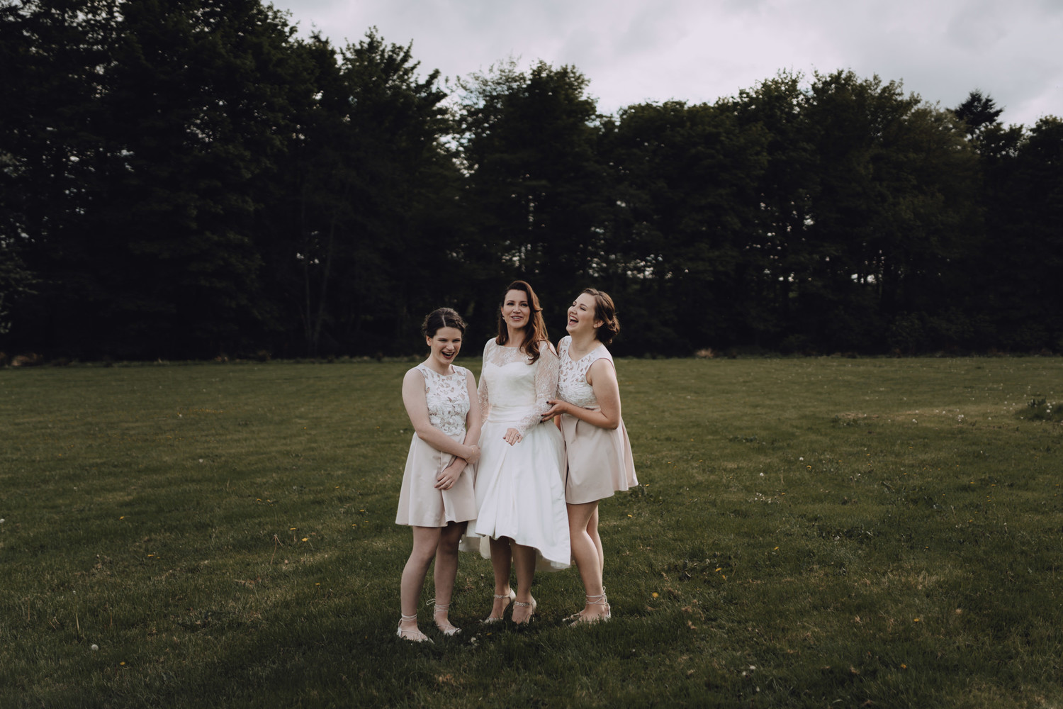 wedding photography aberdeen bride and bridesmaids