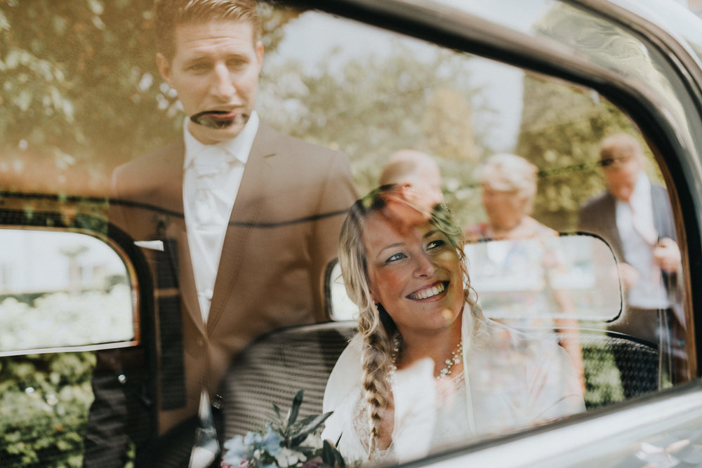 bruidsfotograaf amsterdam bruidspaar in de auto