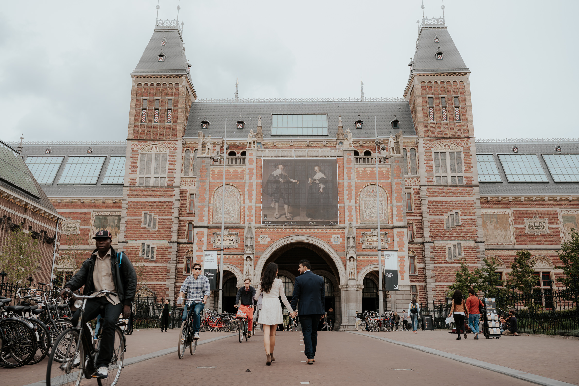 loveshoot bruidsfotografie amsterdam couple at Rijksmuseum by mark hadden