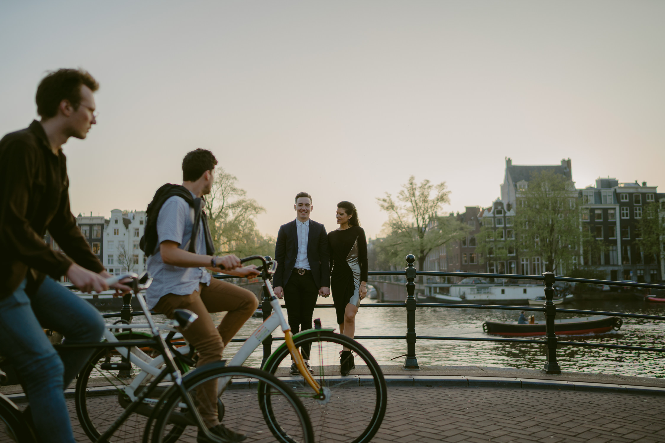 bruidsfotografie amsterdam engagement shoot cyclists going by