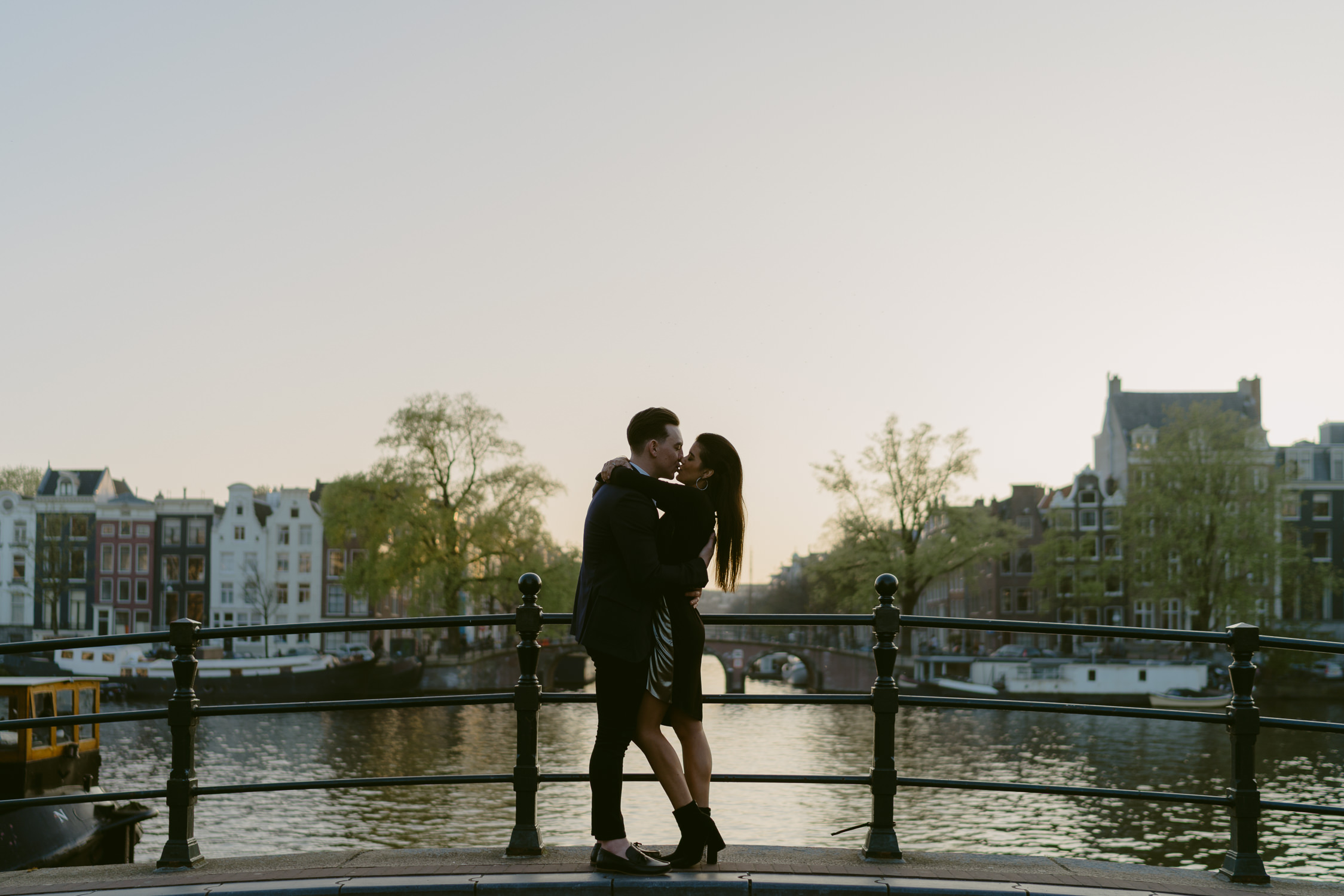 romantic loveshoot amsterdam on magere brug