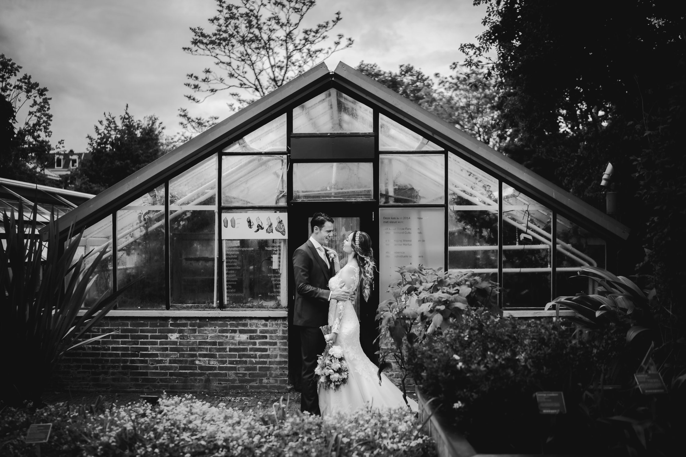 amazing wedding photography amsterdam couple at hortus botanicus