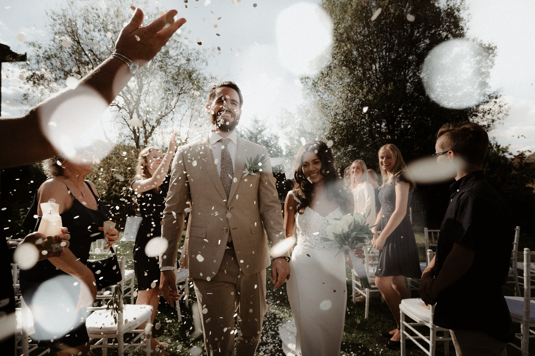bruidspaar met confetti het beste bruidsfotograaf uit amsterdam en utrecht
