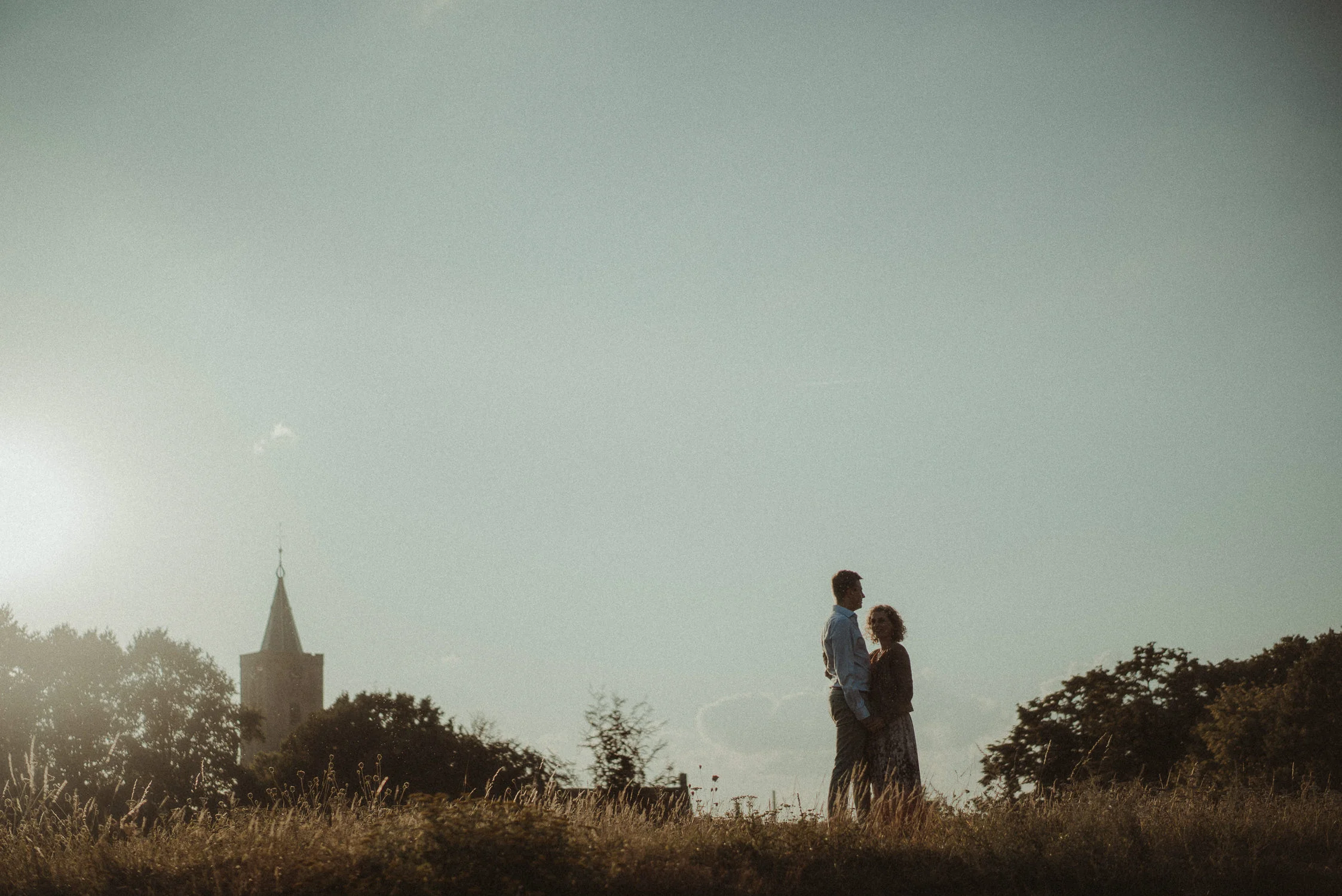 bruidsfotografie amsterdam pre wedding shoot naarden couple in landscape