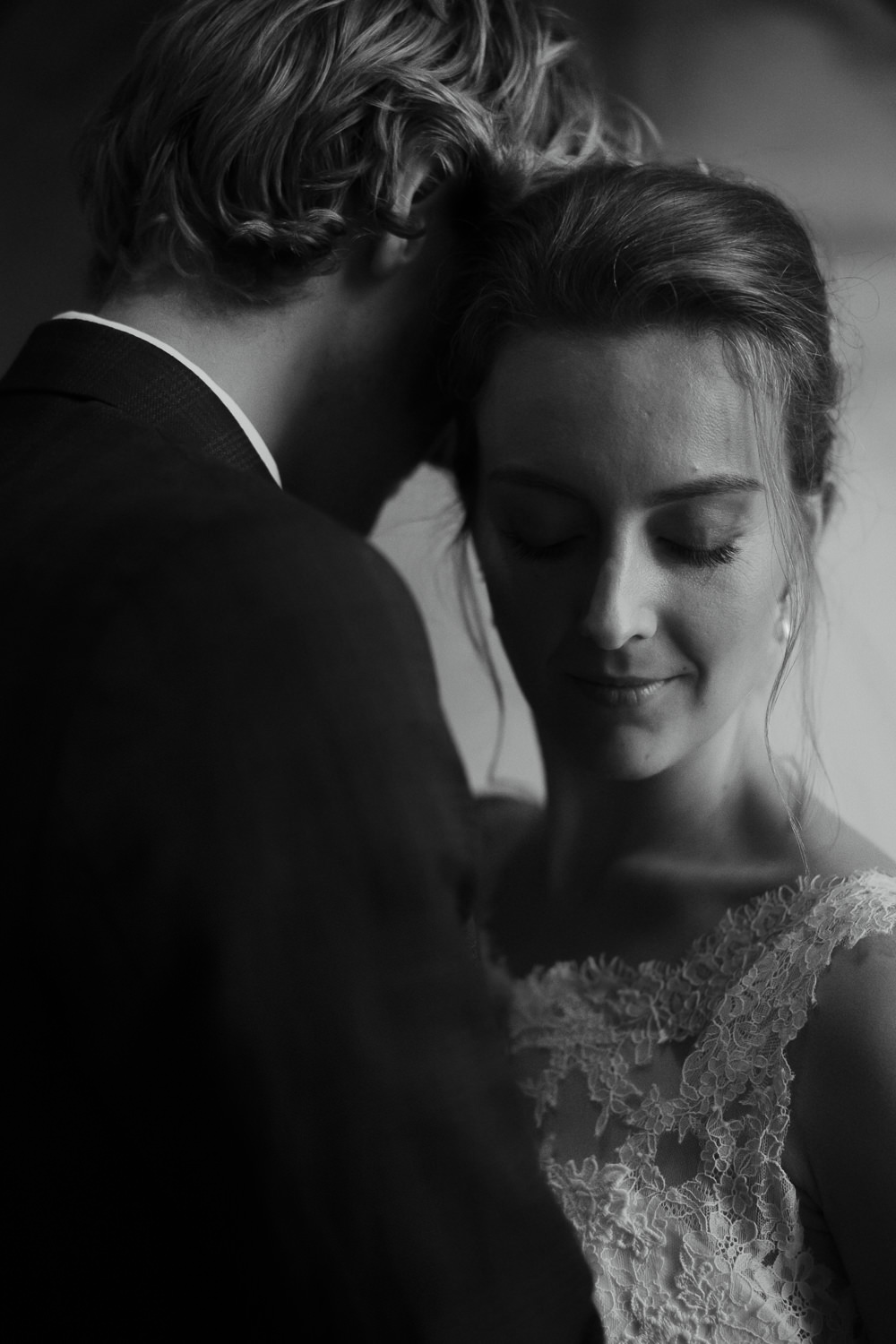 bride and groom domtoren utrecht trouwfotograaf mark hadden amsterdam