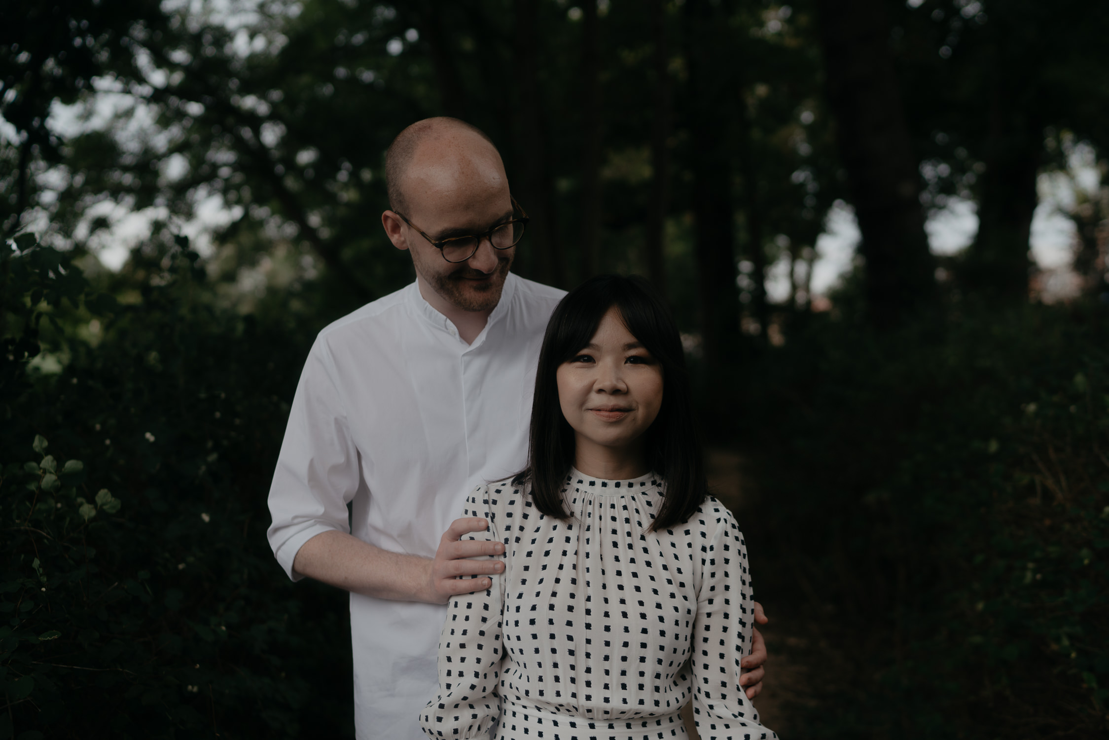 couple in the forest park frankendael pre wedding shoot amsterdam