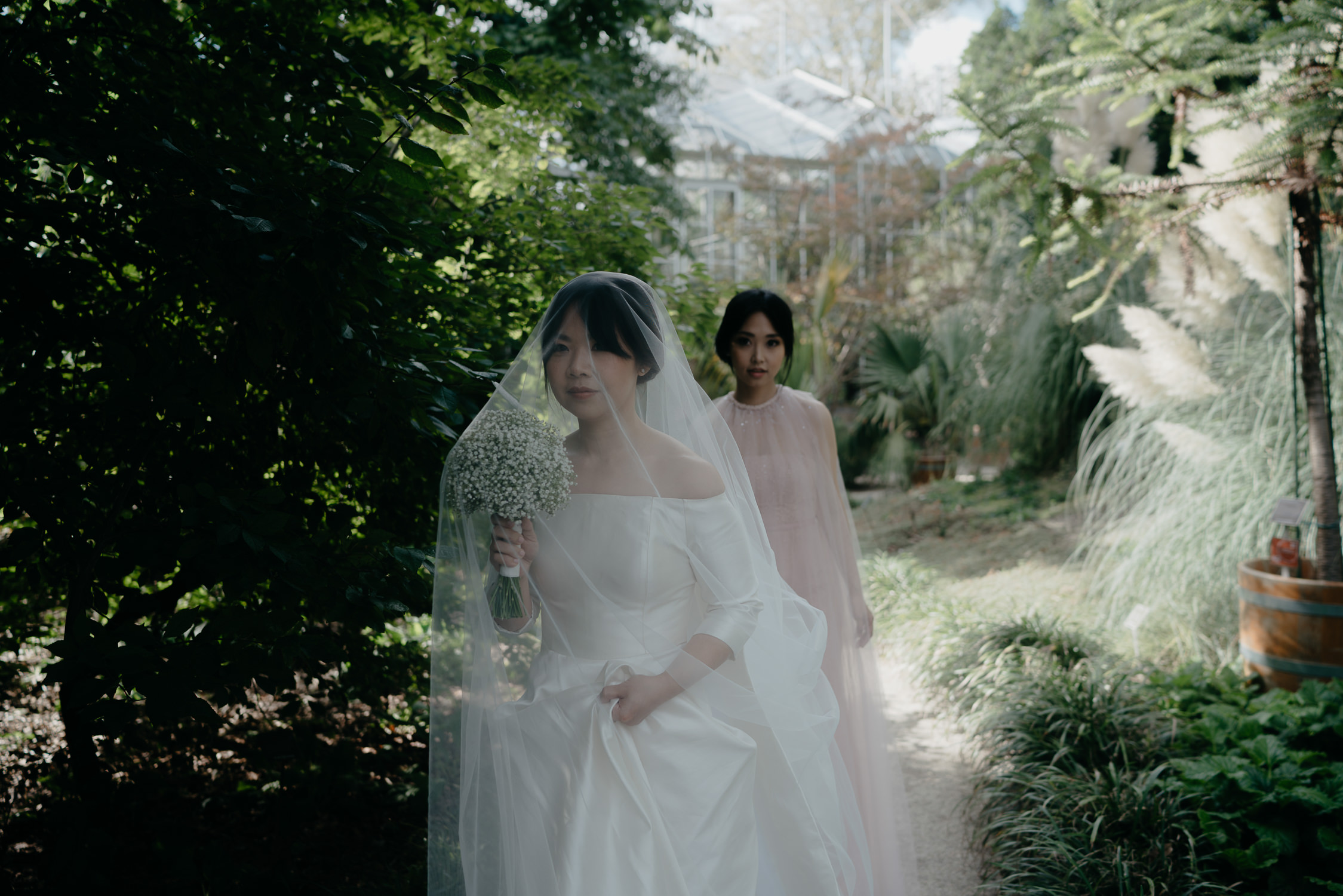 best wedding photography at hortus botanicus in amsterdam