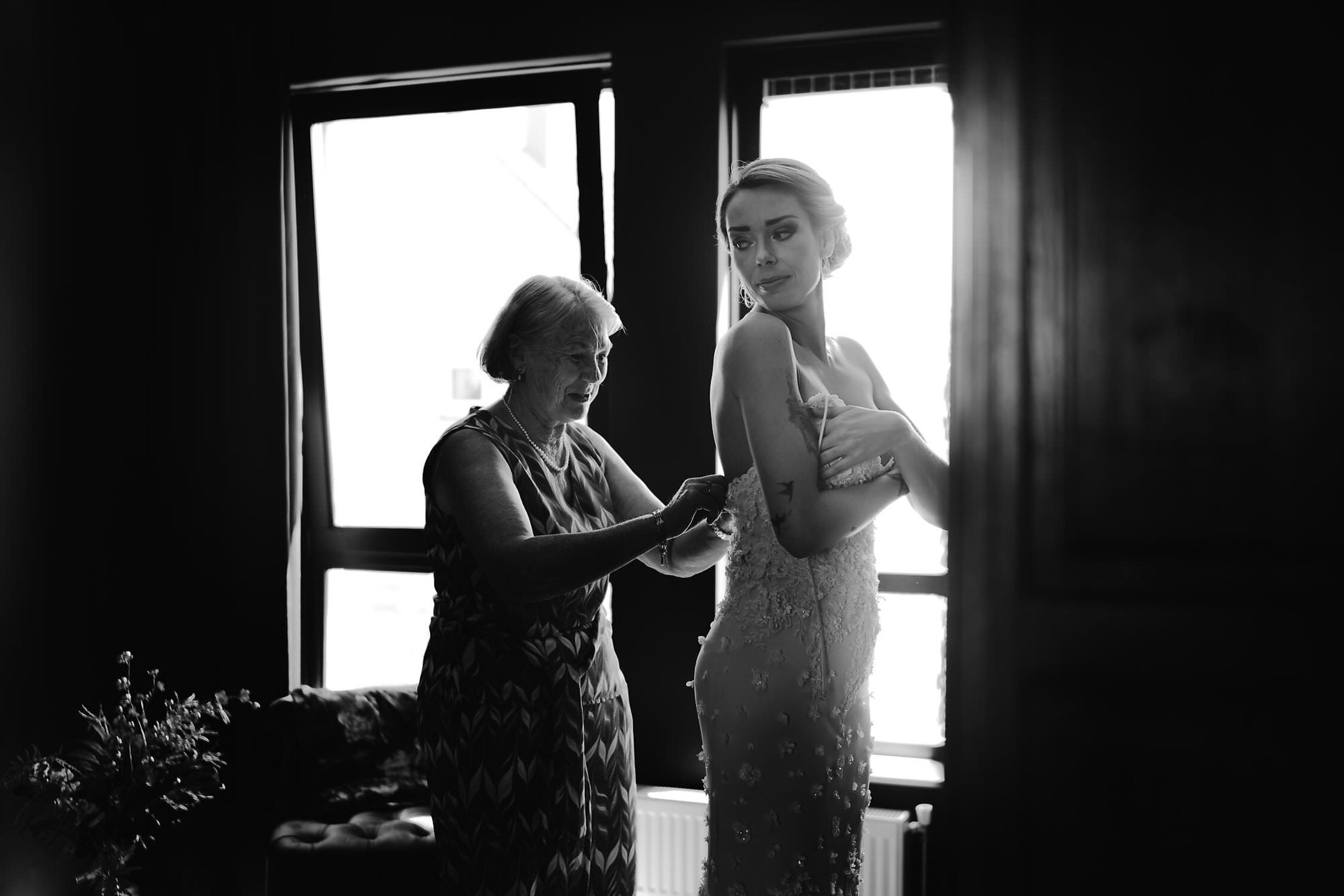 amsterdam-wedding-photographer-bride-and-mother-getting-ready-for-wedding