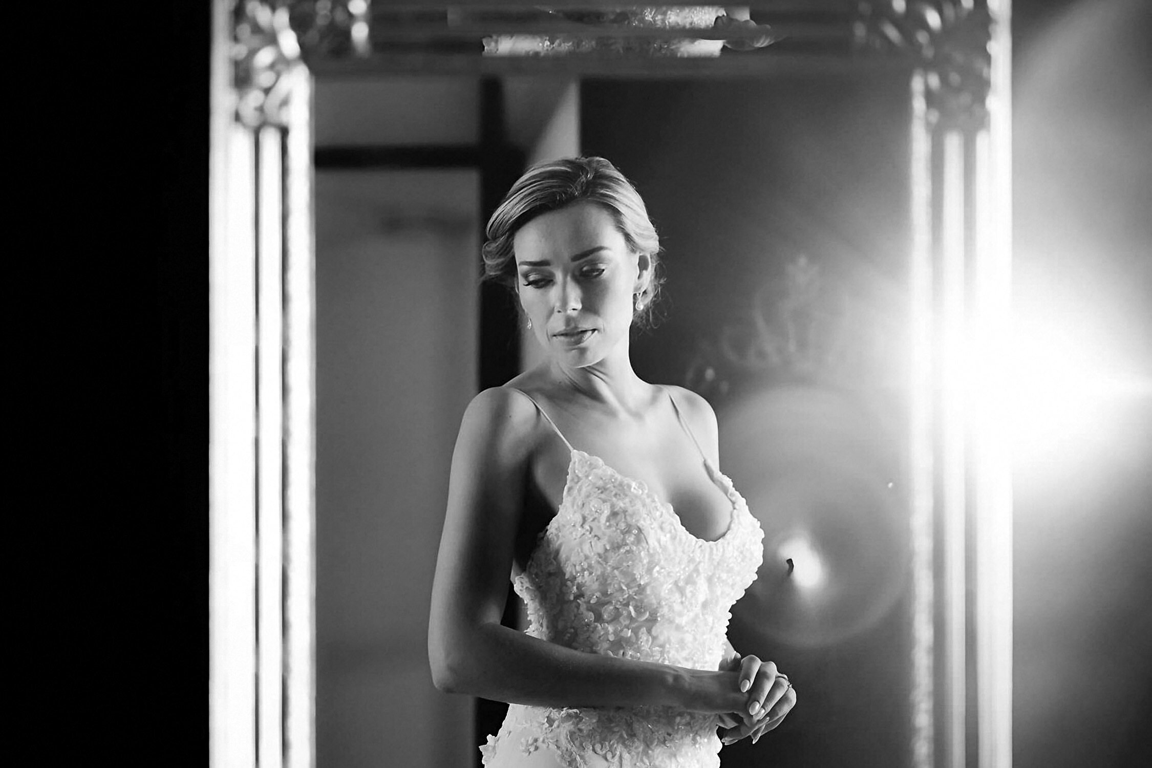 bruidsfotografie-amsterdam-bruidsportret-met-spiegel-door-mark-hadden-amsterdam-trouwfotograaf