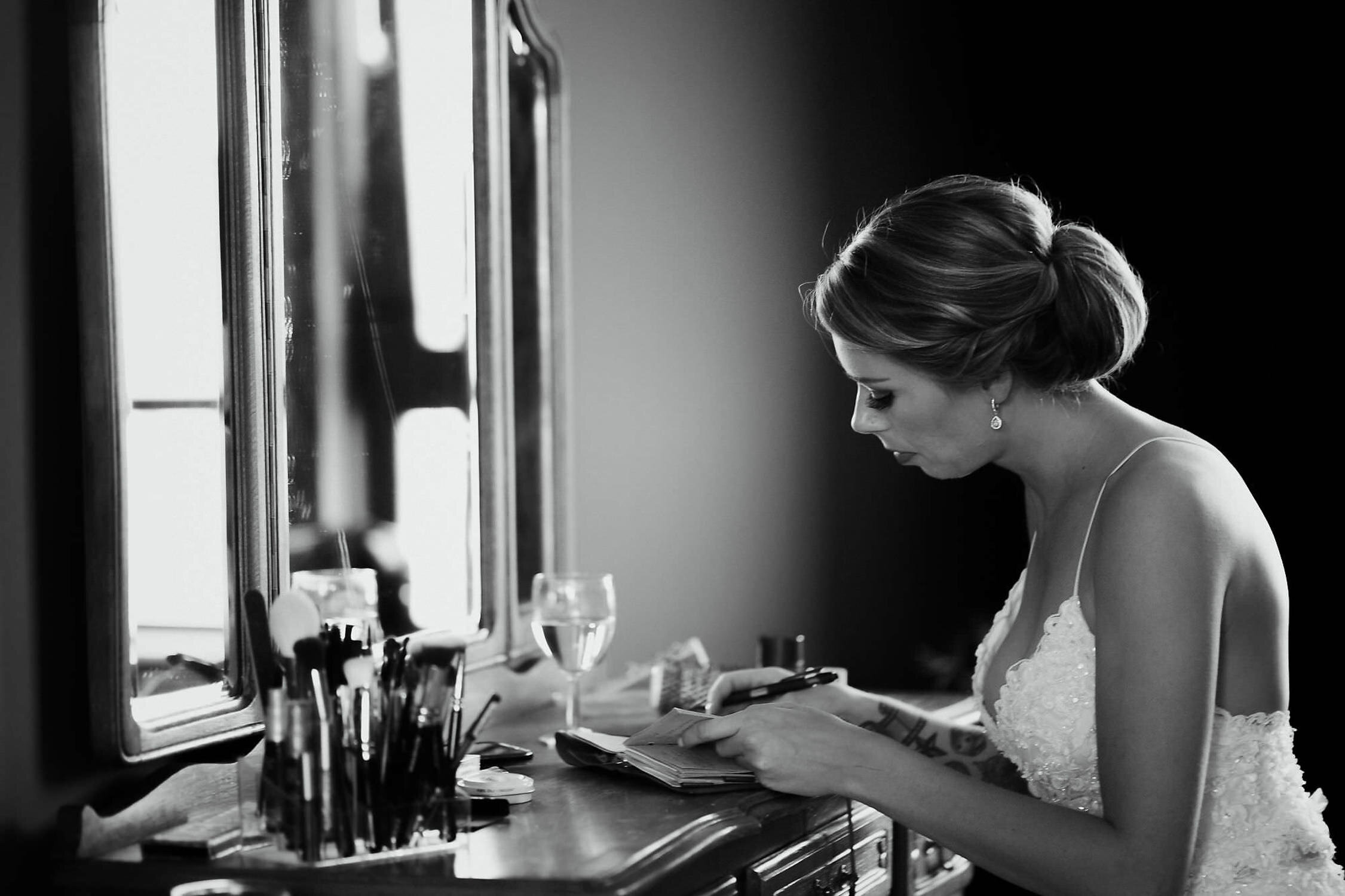 rotterdam wedding photographer bride writing vows before the wedding ceremony